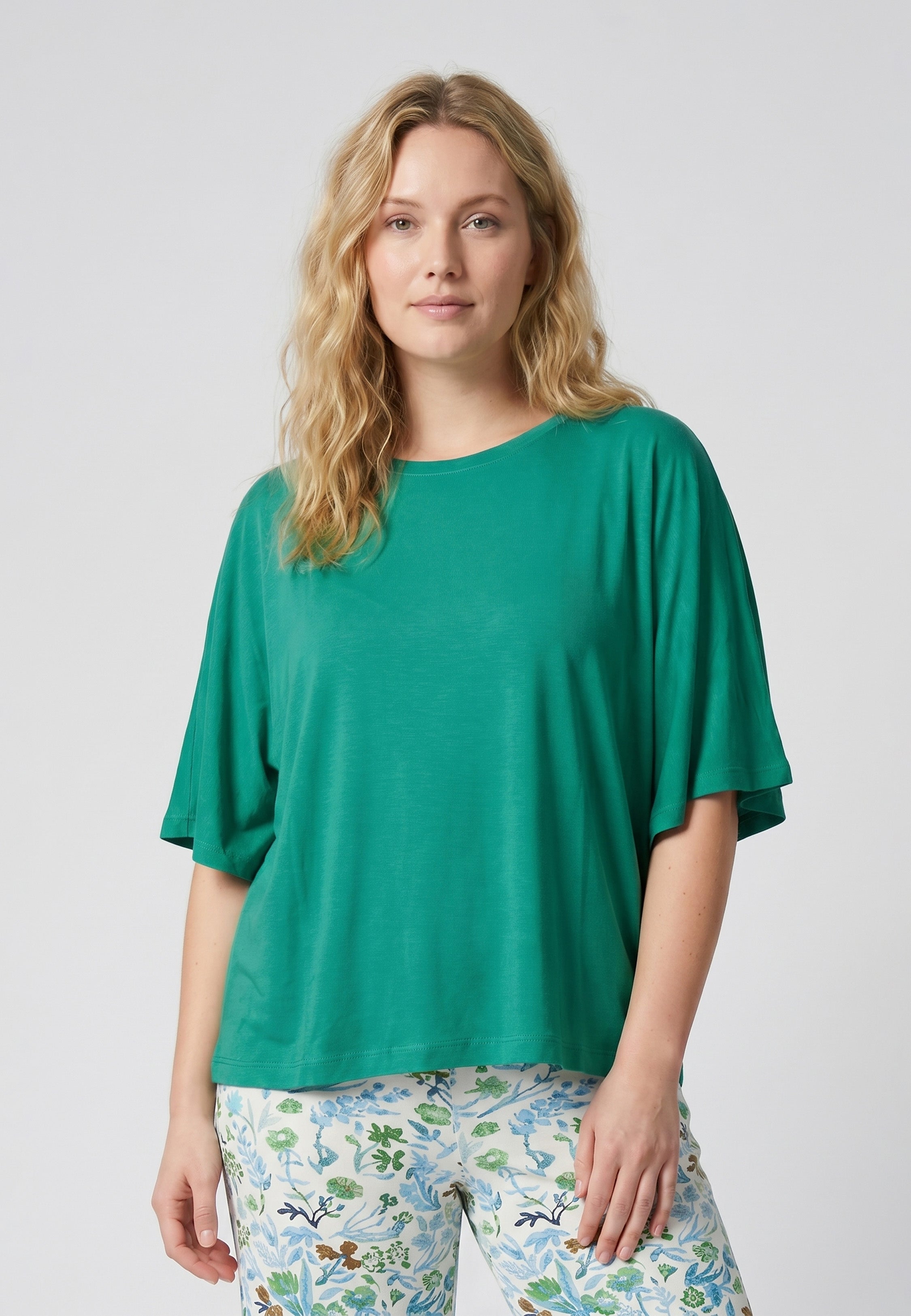 Femme portant un pyjama deux pièces t-shirt oversize bleu uni et pantalon large imprimé aquarelle bleu et blanc Rosabella Mellow Moments