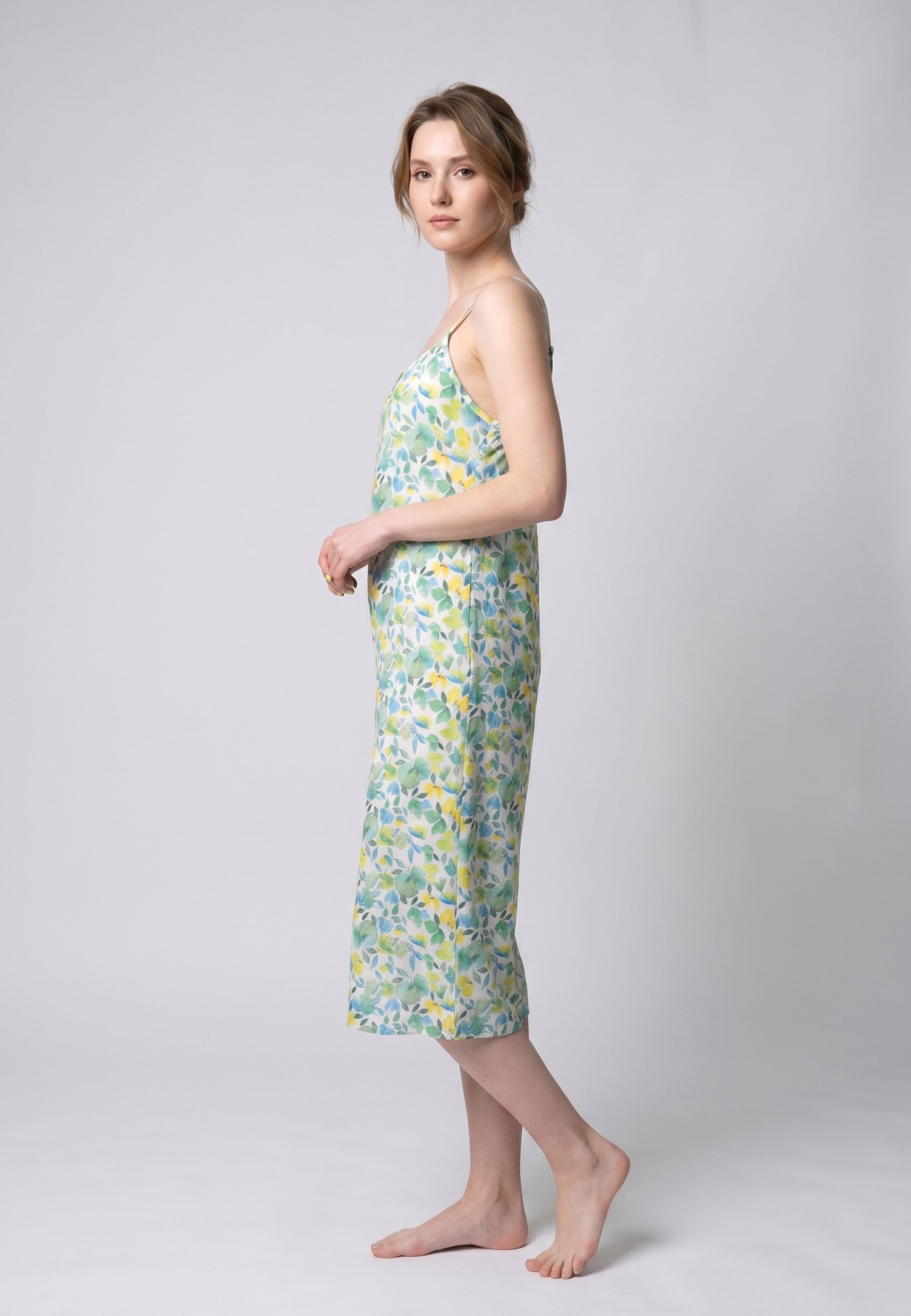 Femme portant une robe de nuit longue bretelles larges col froncé imprimé aquarelle abstrait multicolore vert et rose Rosabella Soft Embrace