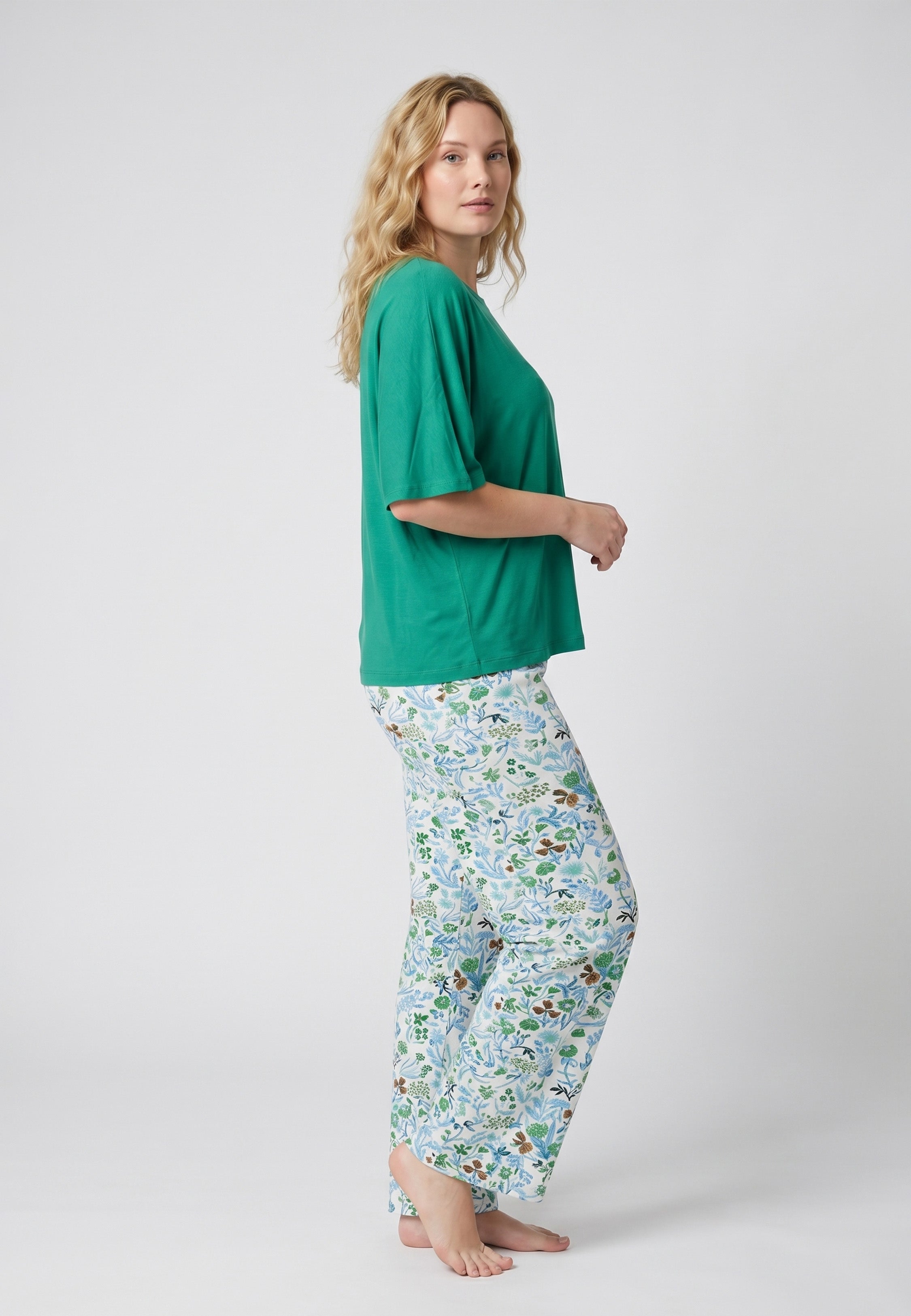 Femme portant un pyjama deux pièces t-shirt oversize bleu uni et pantalon large imprimé aquarelle bleu et blanc Rosabella Mellow Moments