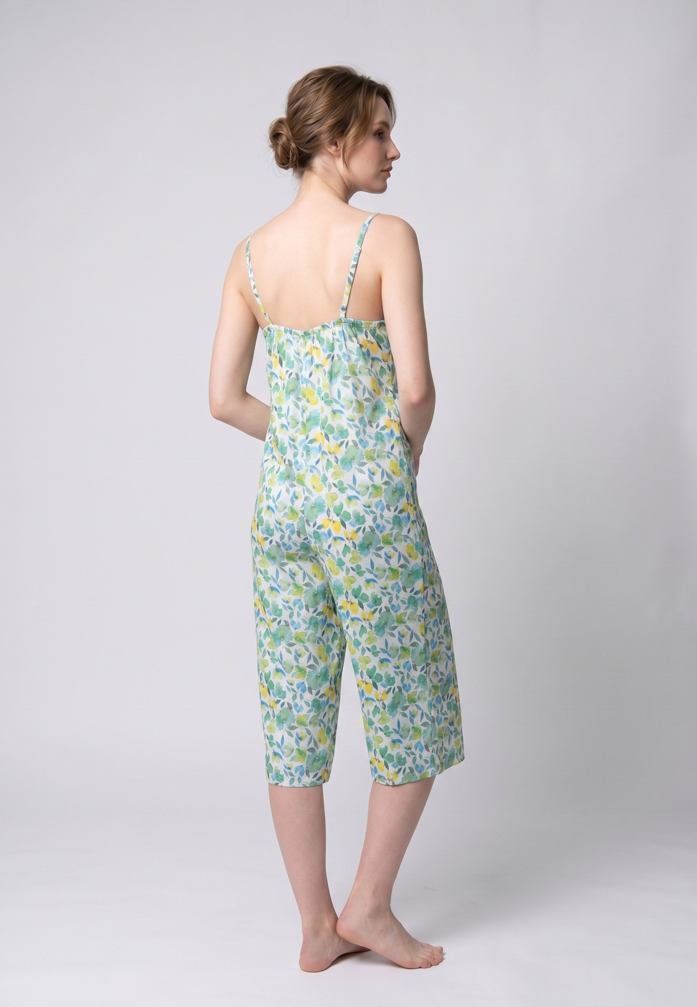Femme portant une robe de nuit longue bretelles larges col froncé imprimé aquarelle abstrait multicolore vert et rose Rosabella Soft Embrace