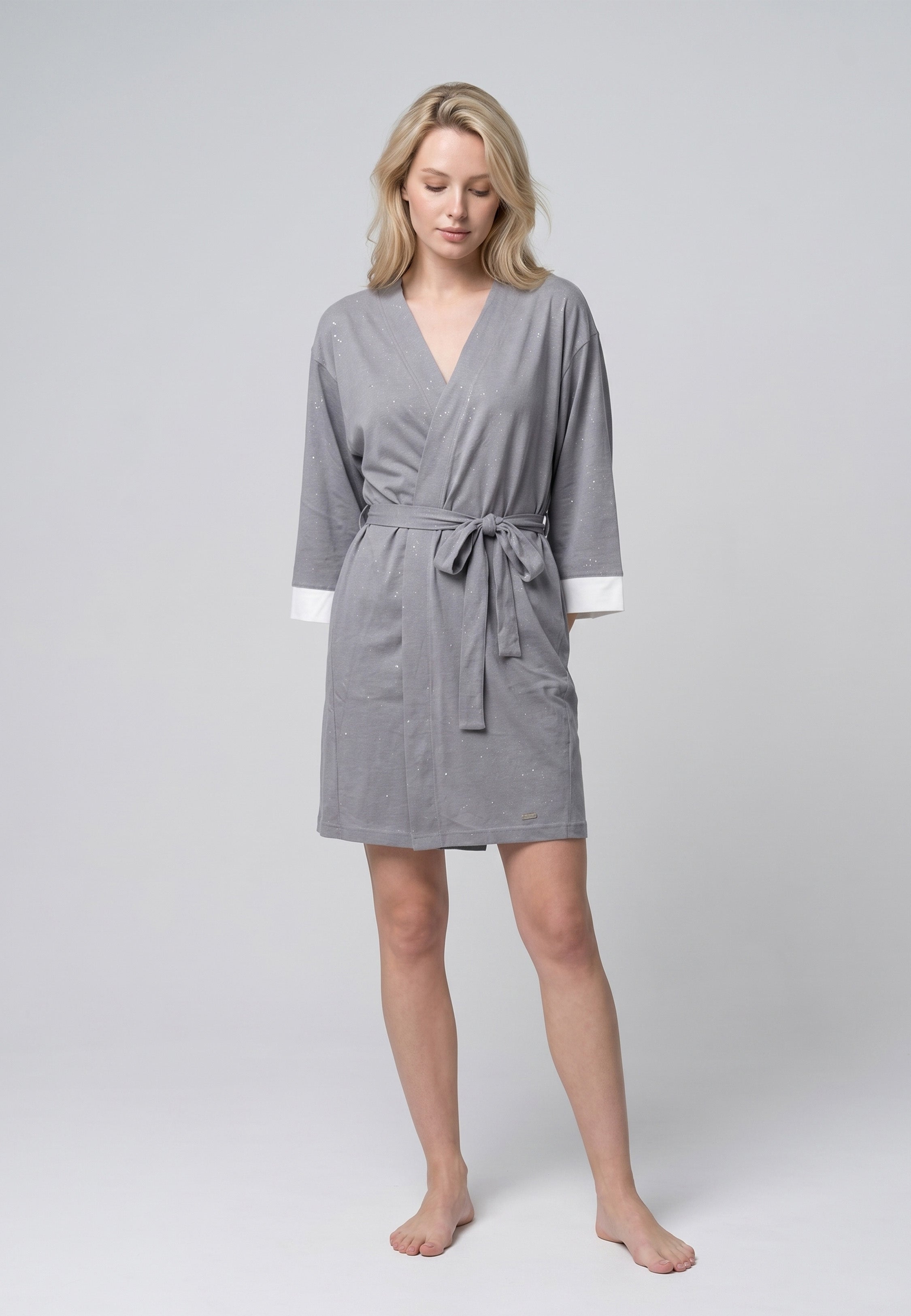 Kimono court col V croisé gris chiné pailleté avec parements blancs et manches évasées