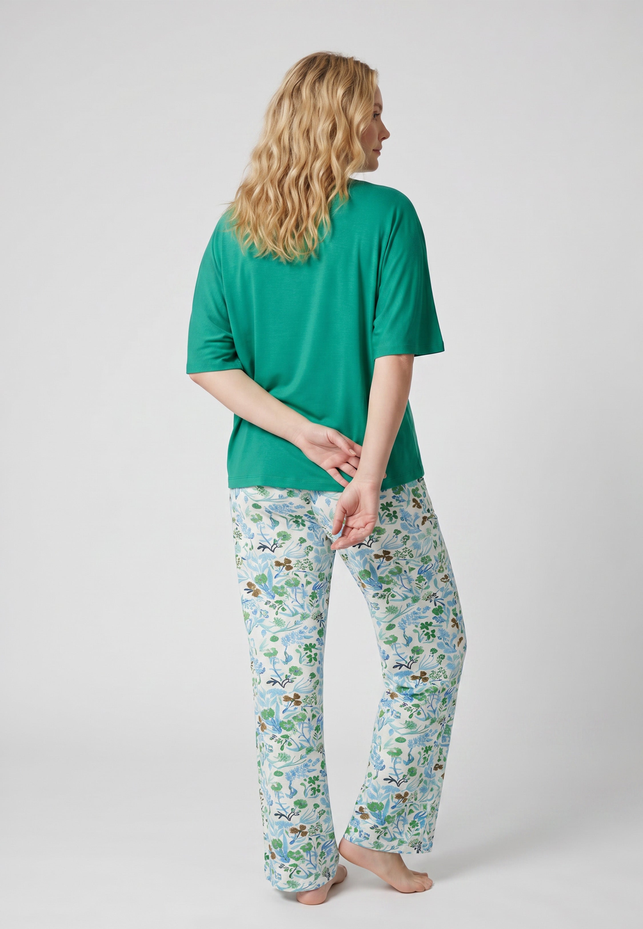 Femme portant un pyjama deux pièces t-shirt oversize bleu uni et pantalon large imprimé aquarelle bleu et blanc Rosabella Mellow Moments