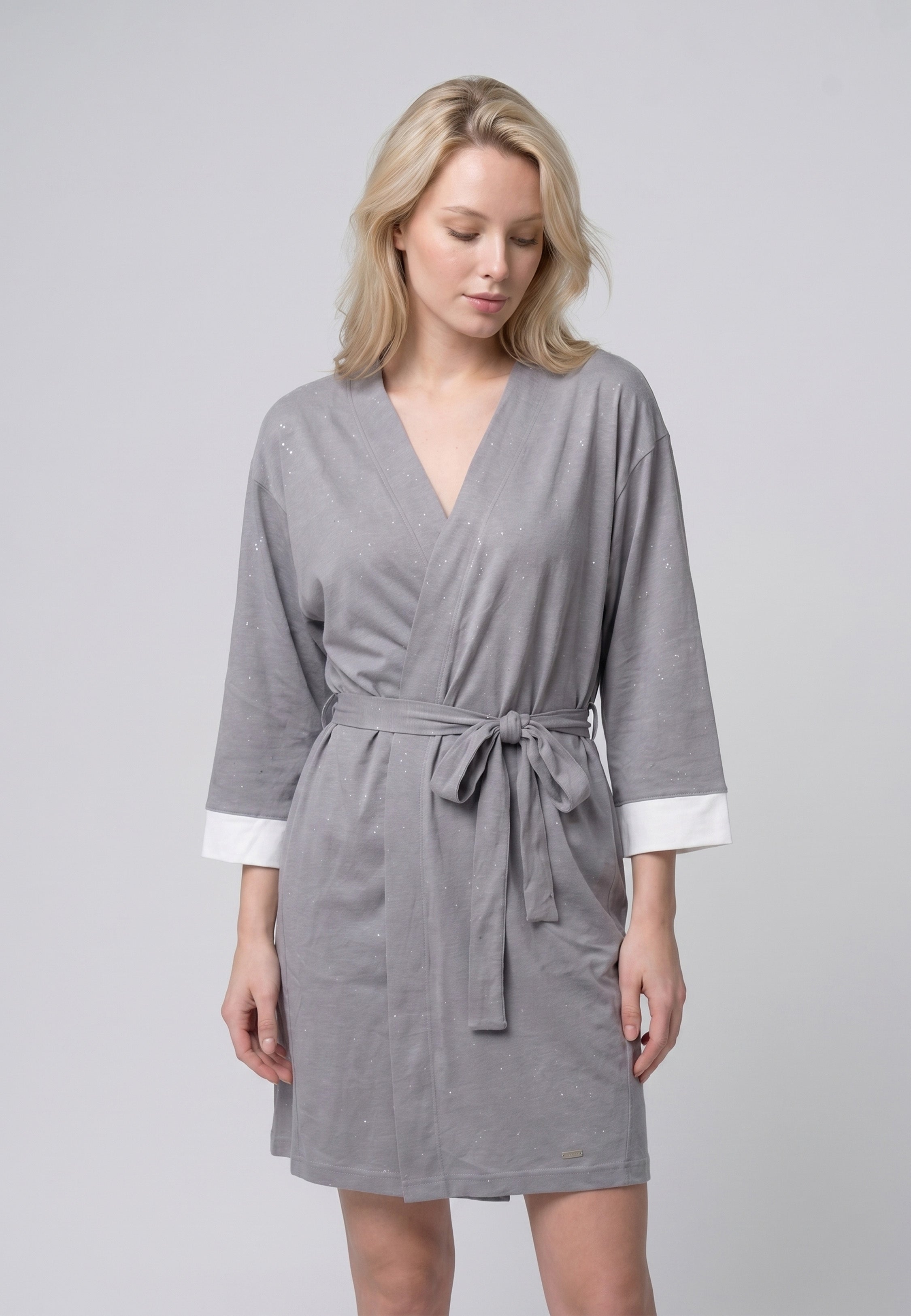 Kimono court col V croisé gris chiné pailleté avec parements blancs et manches évasées