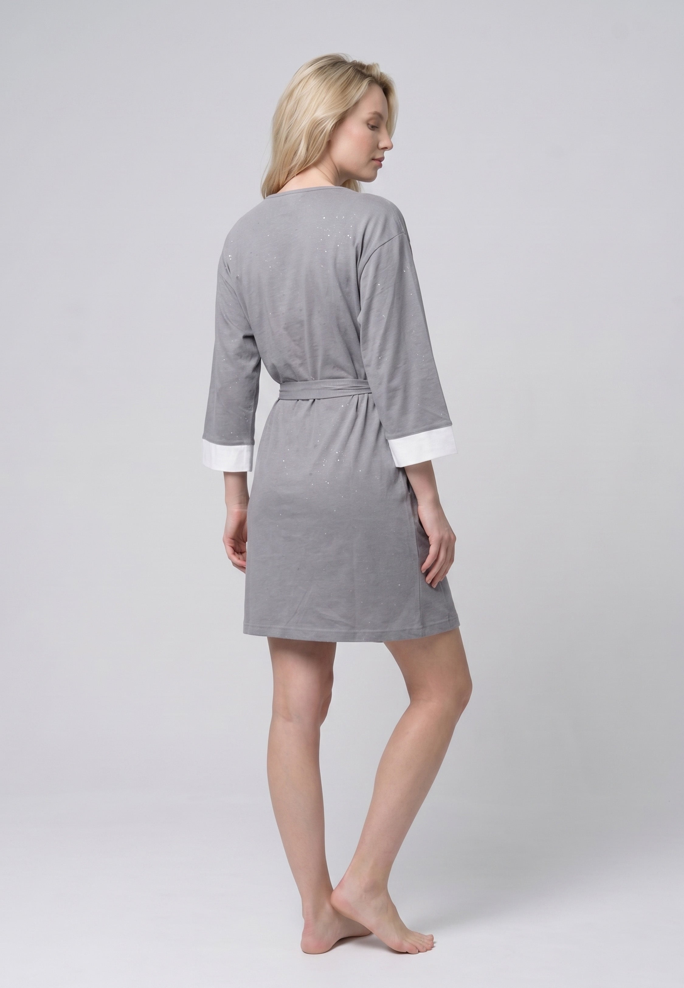 Kimono court col V croisé gris chiné pailleté avec parements blancs et manches évasées