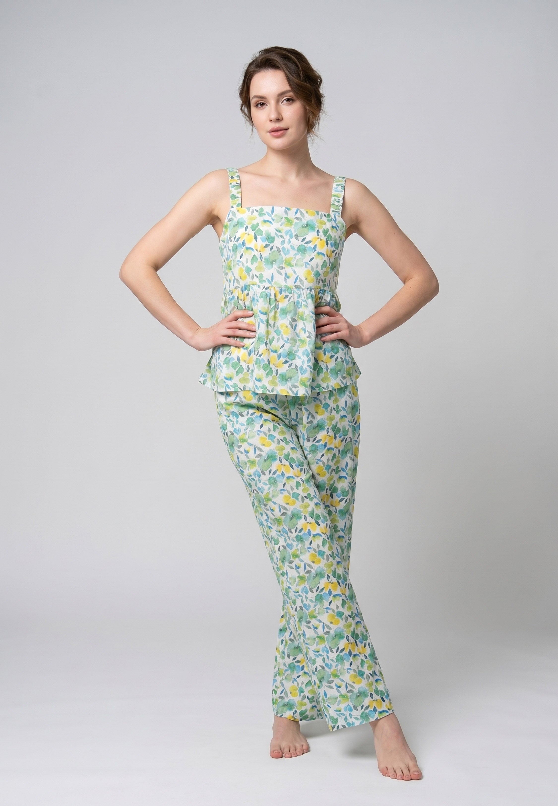 Femme portant un pyjama deux pièces débardeur col carré froncé et pantalon large imprimé aquarelle abstrait multicolore vert Rosabella Soft Embrace