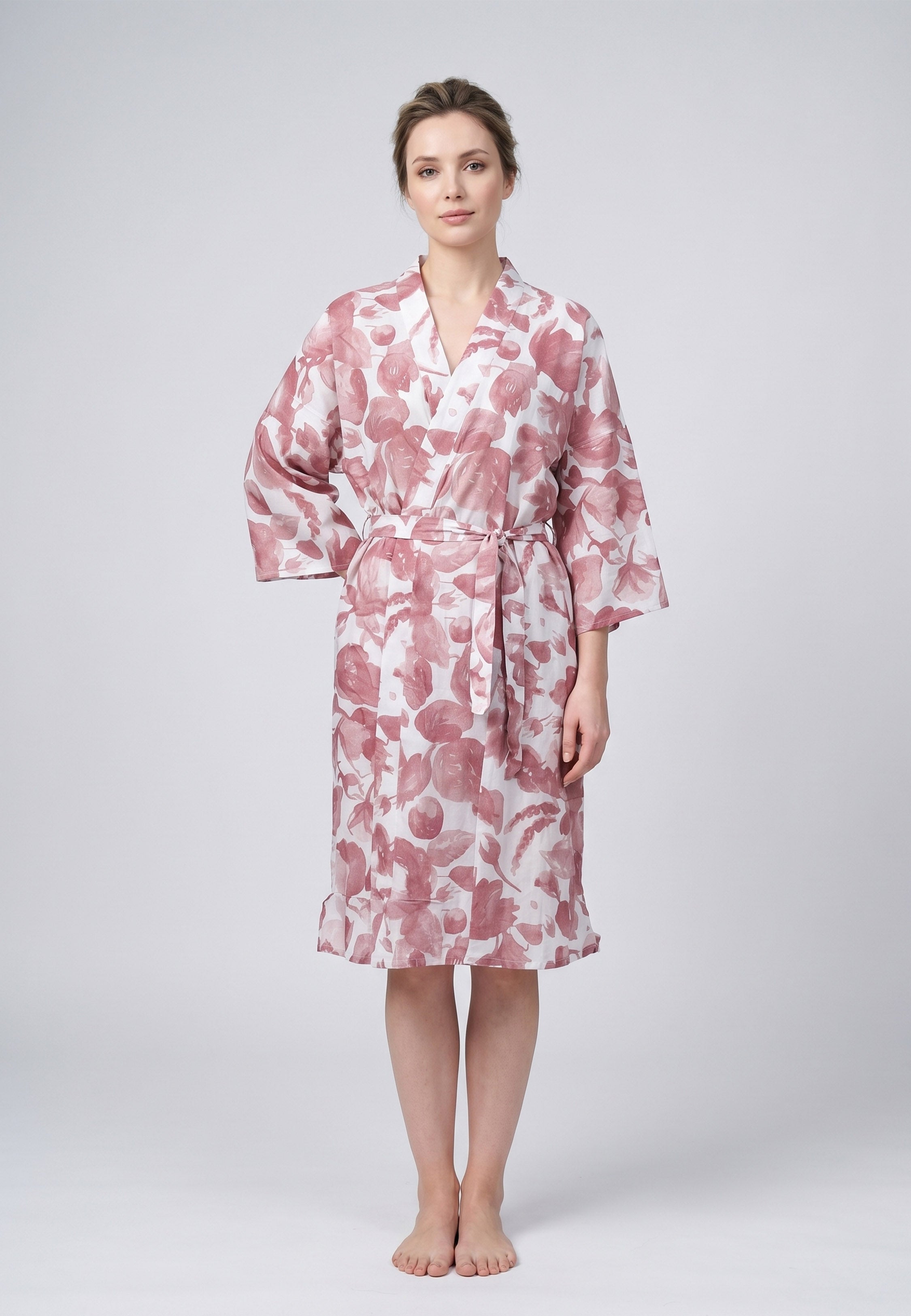 Femme portant un kimono midi croisé manches 3/4 imprimé fleuri aquarelle bordeaux et rose avec ceinture Rosabella Cozy Comforts
