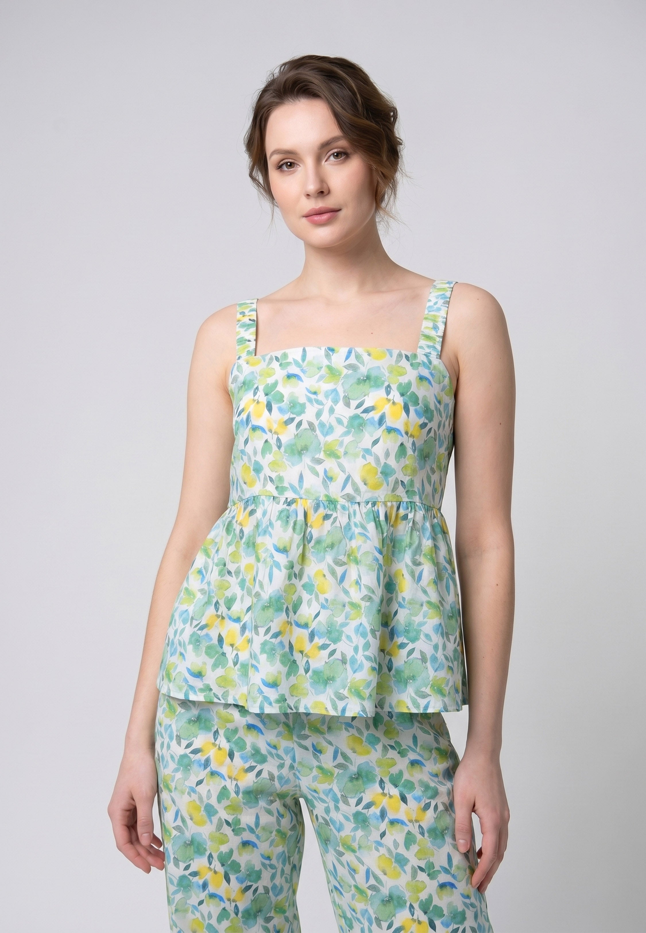 Femme portant un pyjama deux pièces débardeur col carré froncé et pantalon large imprimé aquarelle abstrait multicolore vert Rosabella Soft Embrace
