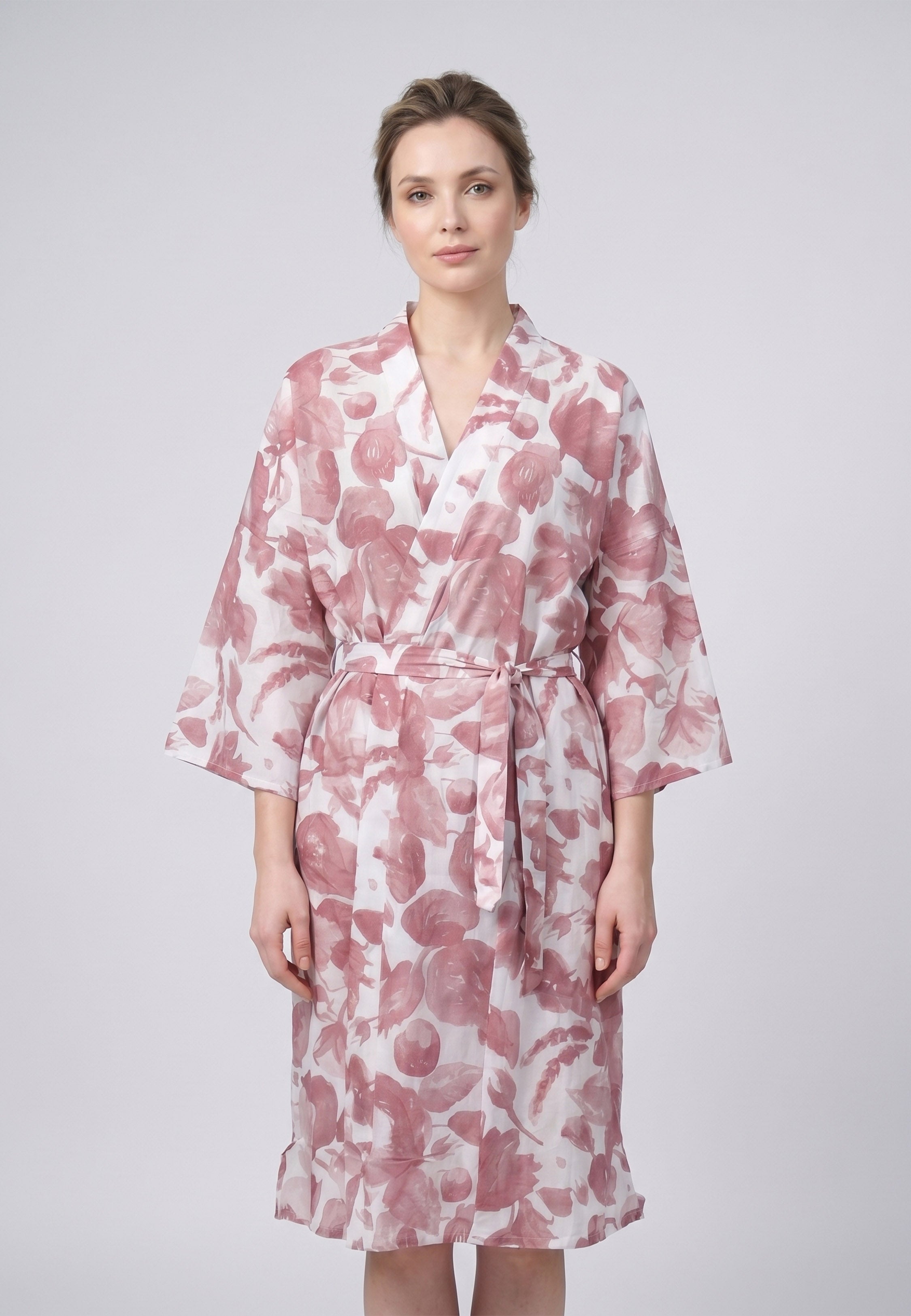 Femme portant un kimono midi croisé manches 3/4 imprimé fleuri aquarelle bordeaux et rose avec ceinture Rosabella Cozy Comforts