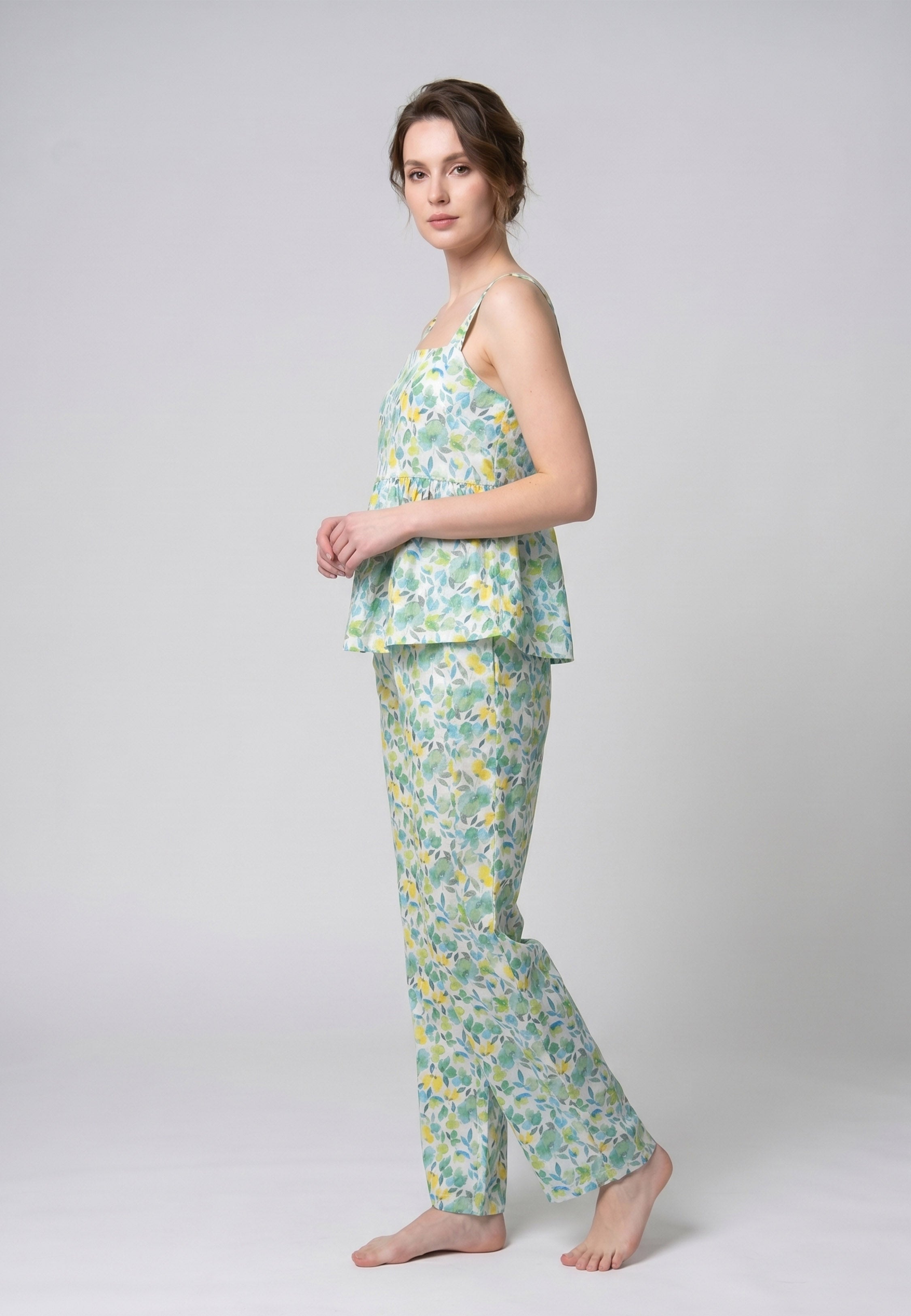 Femme portant un pyjama deux pièces débardeur col carré froncé et pantalon large imprimé aquarelle abstrait multicolore vert Rosabella Soft Embrace