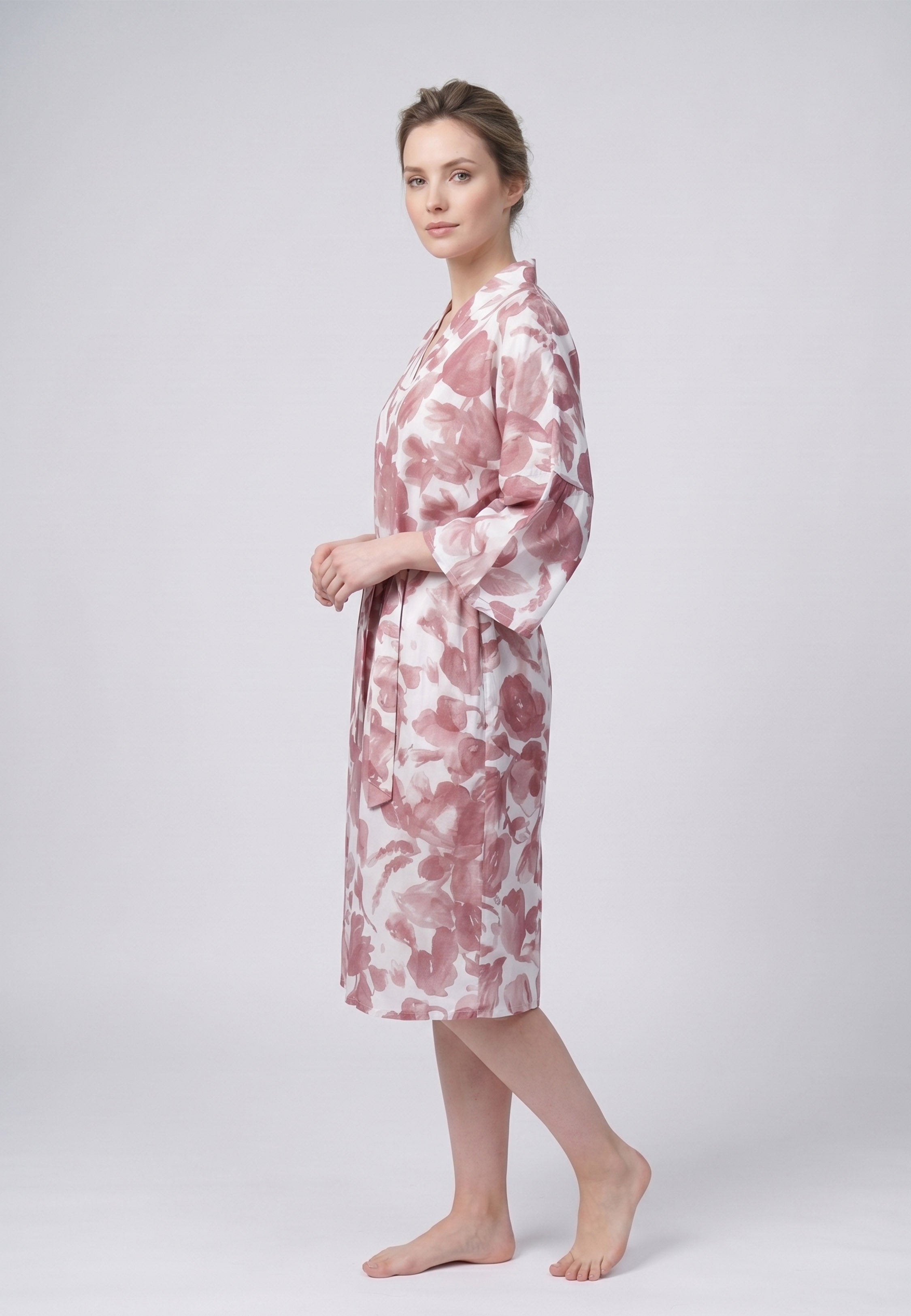 Femme portant un kimono midi croisé manches 3/4 imprimé fleuri aquarelle bordeaux et rose avec ceinture Rosabella Cozy Comforts