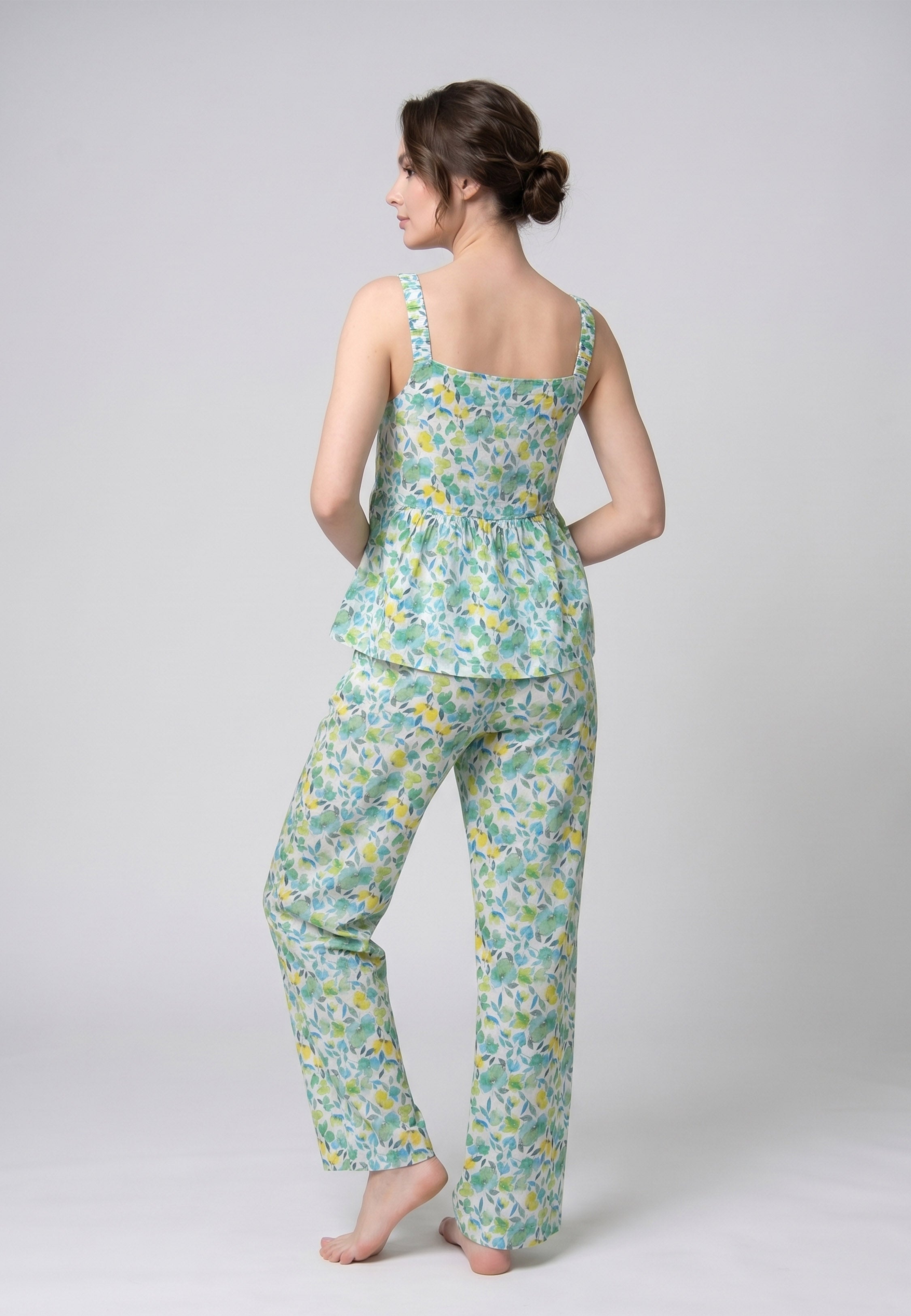 Femme portant un pyjama deux pièces débardeur col carré froncé et pantalon large imprimé aquarelle abstrait multicolore vert Rosabella Soft Embrace