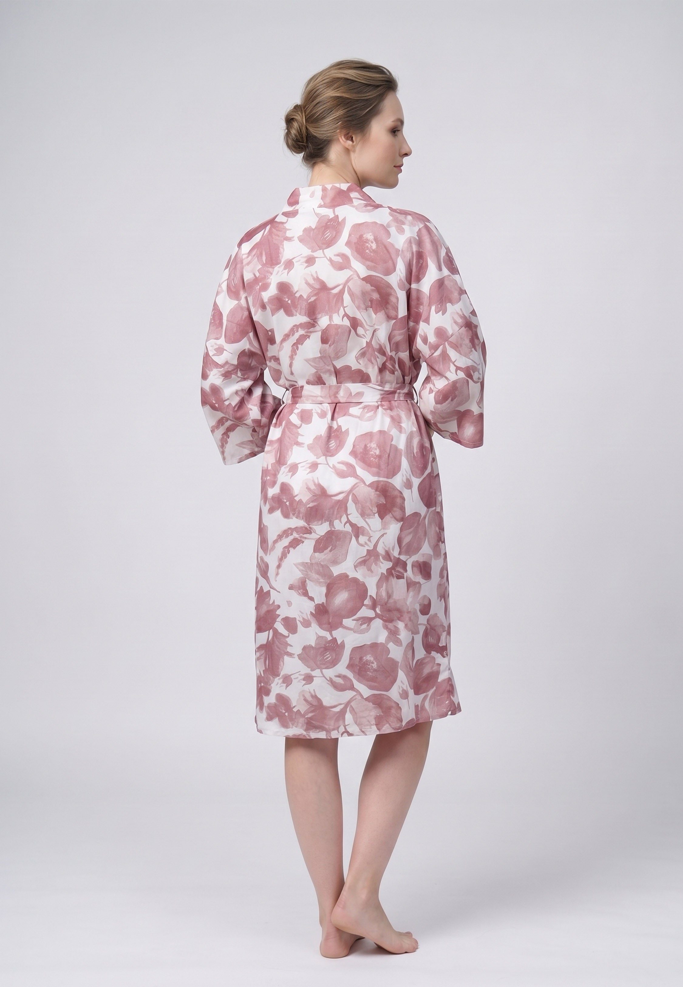 Femme portant un kimono midi croisé manches 3/4 imprimé fleuri aquarelle bordeaux et rose avec ceinture Rosabella Cozy Comforts