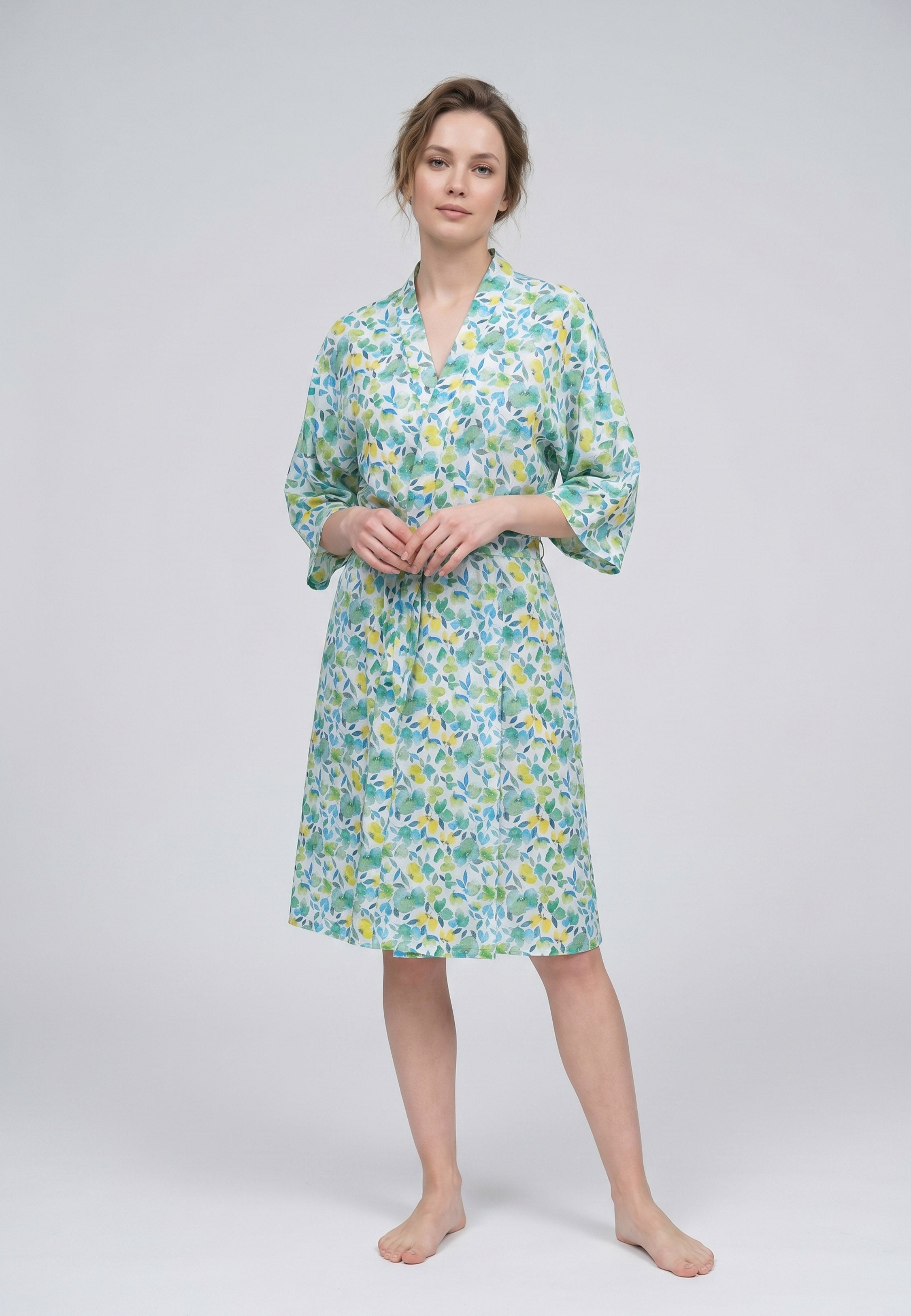 Femme portant un peignoir kimono midi croisé manches évasées imprimé aquarelle abstrait multicolore vert et rose avec ceinture Rosabella Soft Embrace