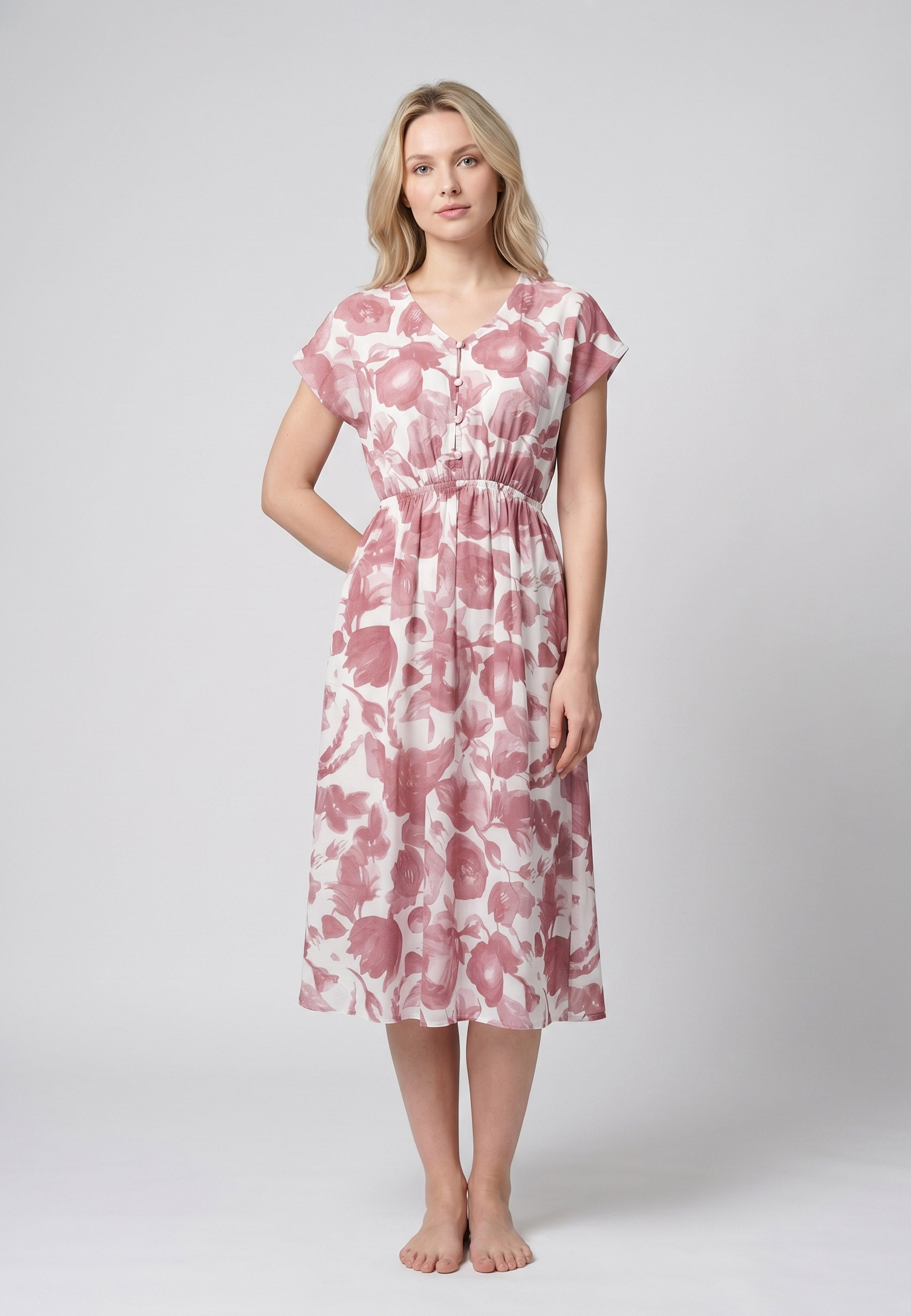 Femme portant une robe de nuit midi col V boutonnée imprimé fleuri aquarelle bordeaux et rose à taille élastique Rosabella Cozy Comforts