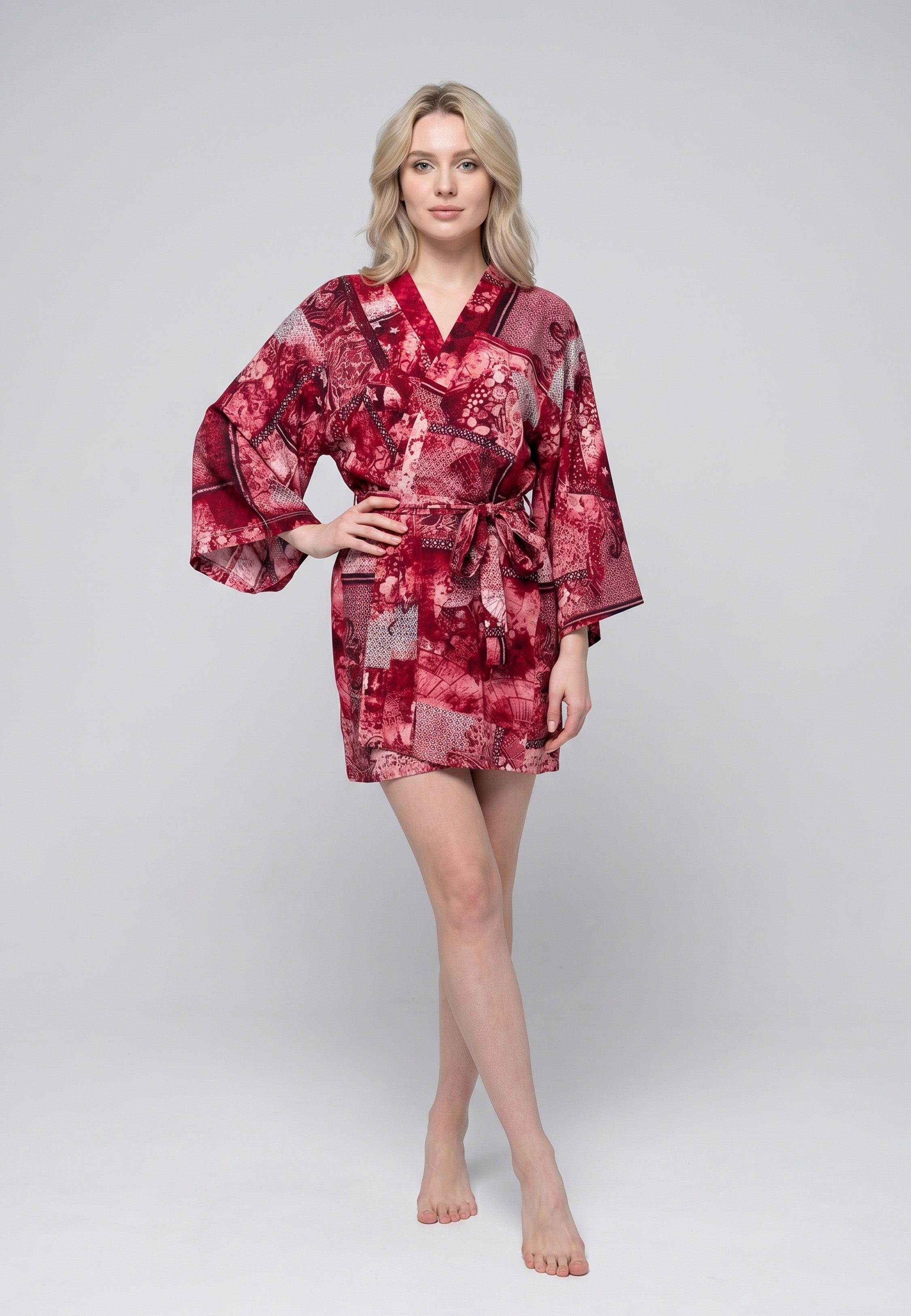 Kimono court col V croisé ceinturé imprimé patchwork baroque rouge bordeaux et rose avec manches larges évasées