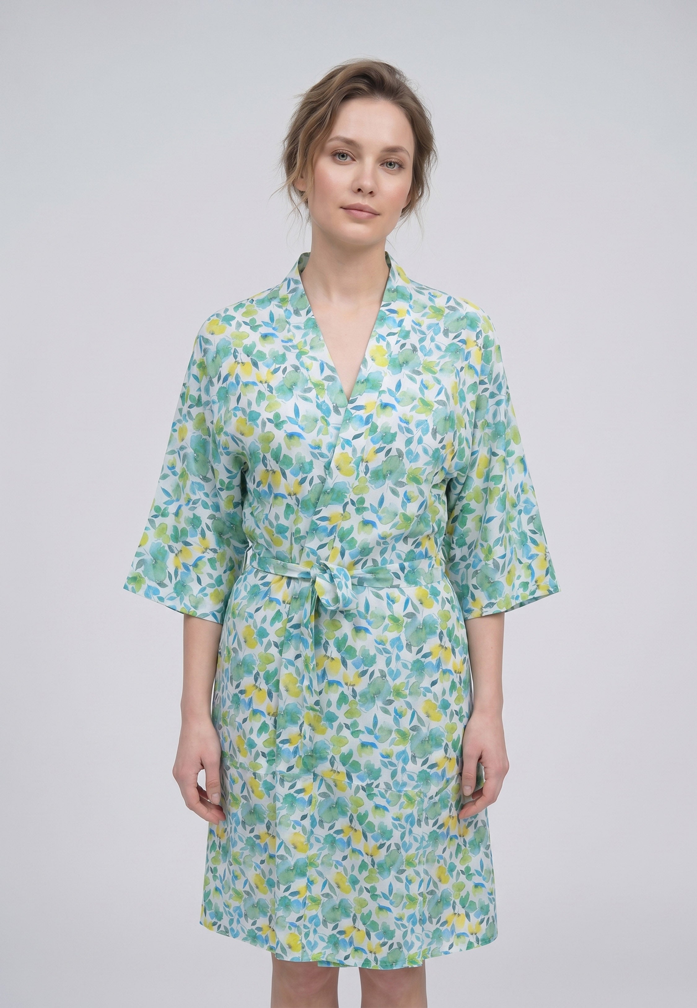 Femme portant un peignoir kimono midi croisé manches évasées imprimé aquarelle abstrait multicolore vert et rose avec ceinture Rosabella Soft Embrace