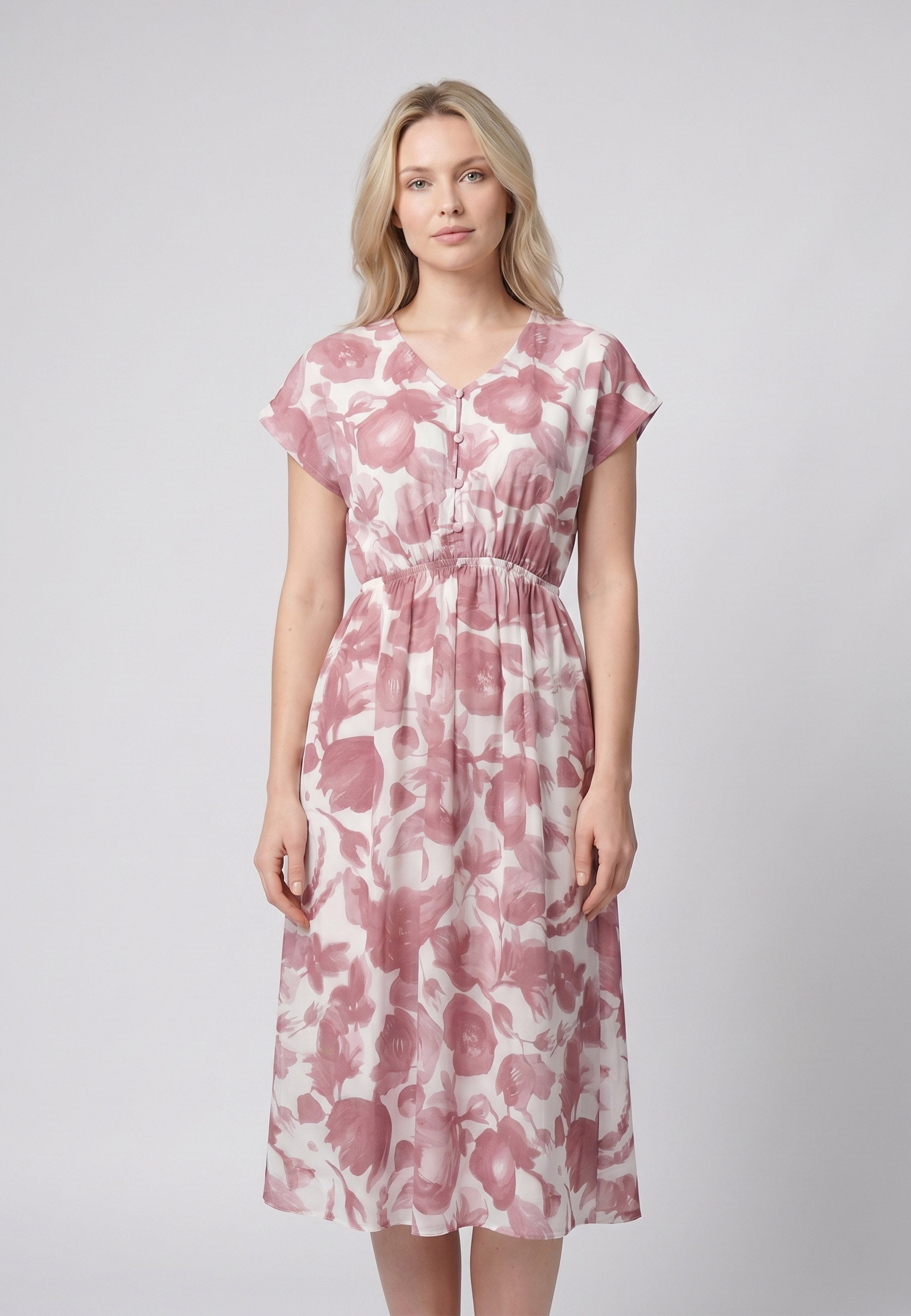 Femme portant une robe de nuit midi col V boutonnée imprimé fleuri aquarelle bordeaux et rose à taille élastique Rosabella Cozy Comforts