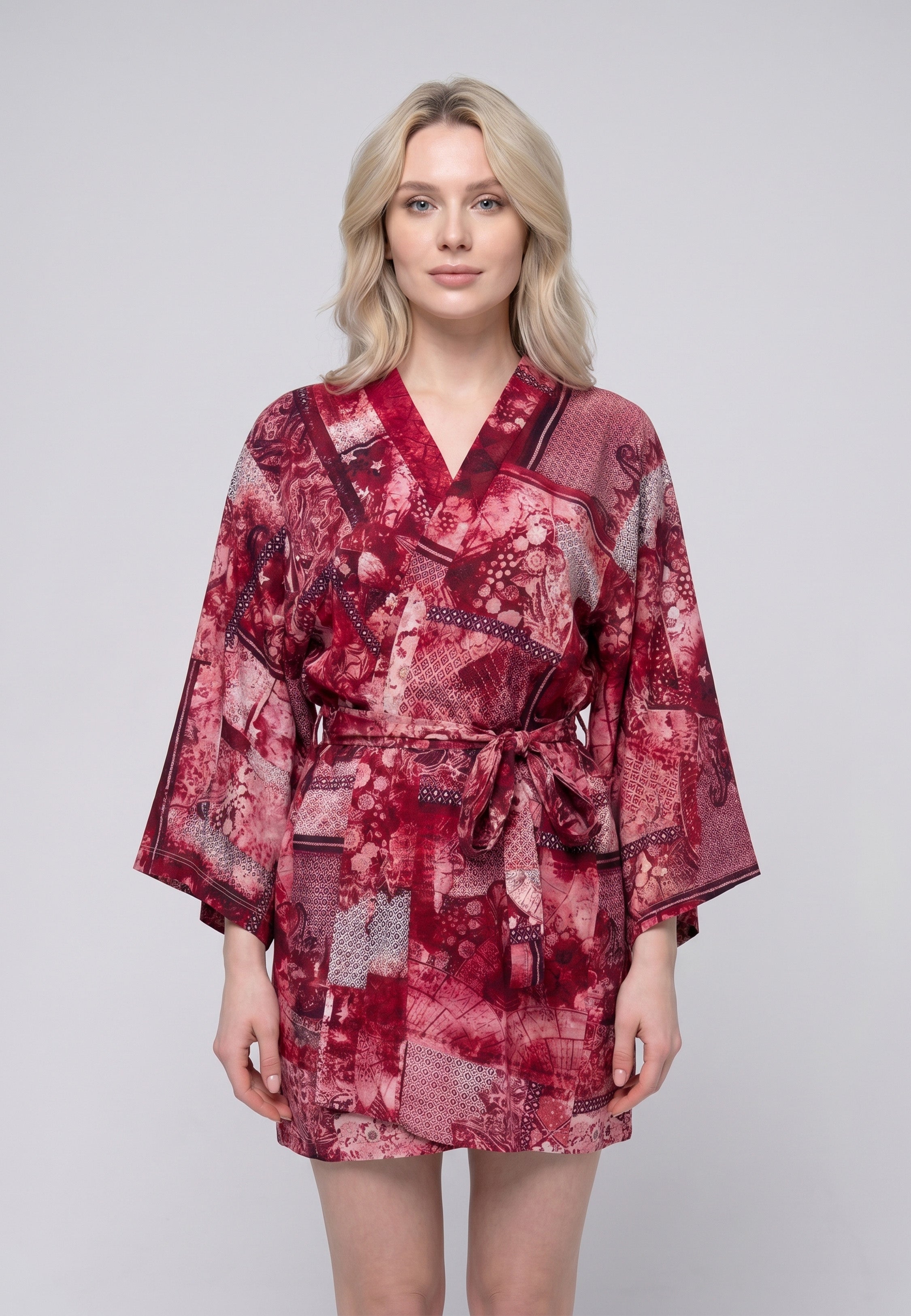 Kimono court col V croisé ceinturé imprimé patchwork baroque rouge bordeaux et rose avec manches larges évasées