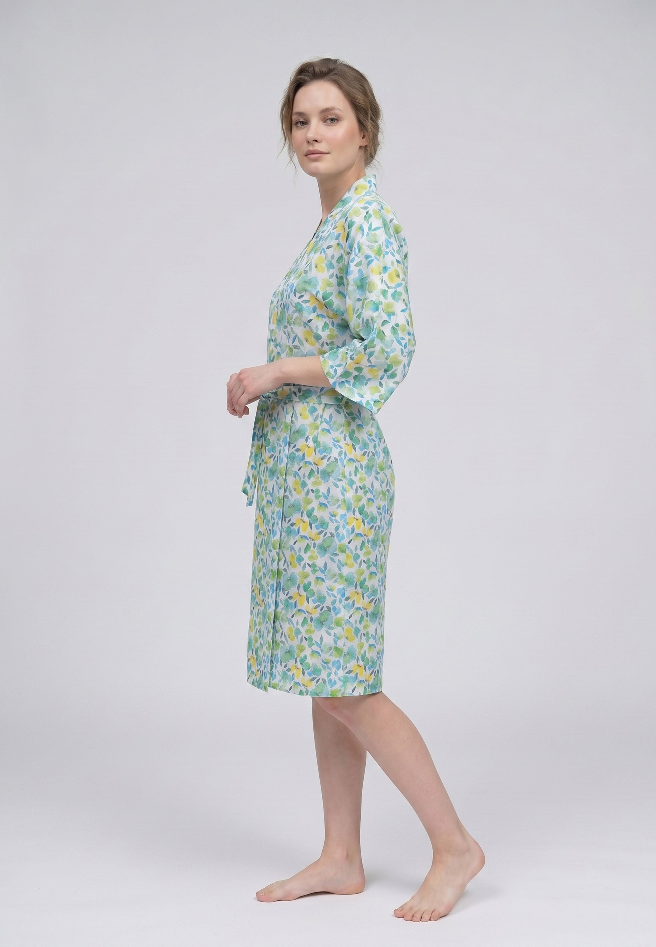 Femme portant un peignoir kimono midi croisé manches évasées imprimé aquarelle abstrait multicolore vert et rose avec ceinture Rosabella Soft Embrace