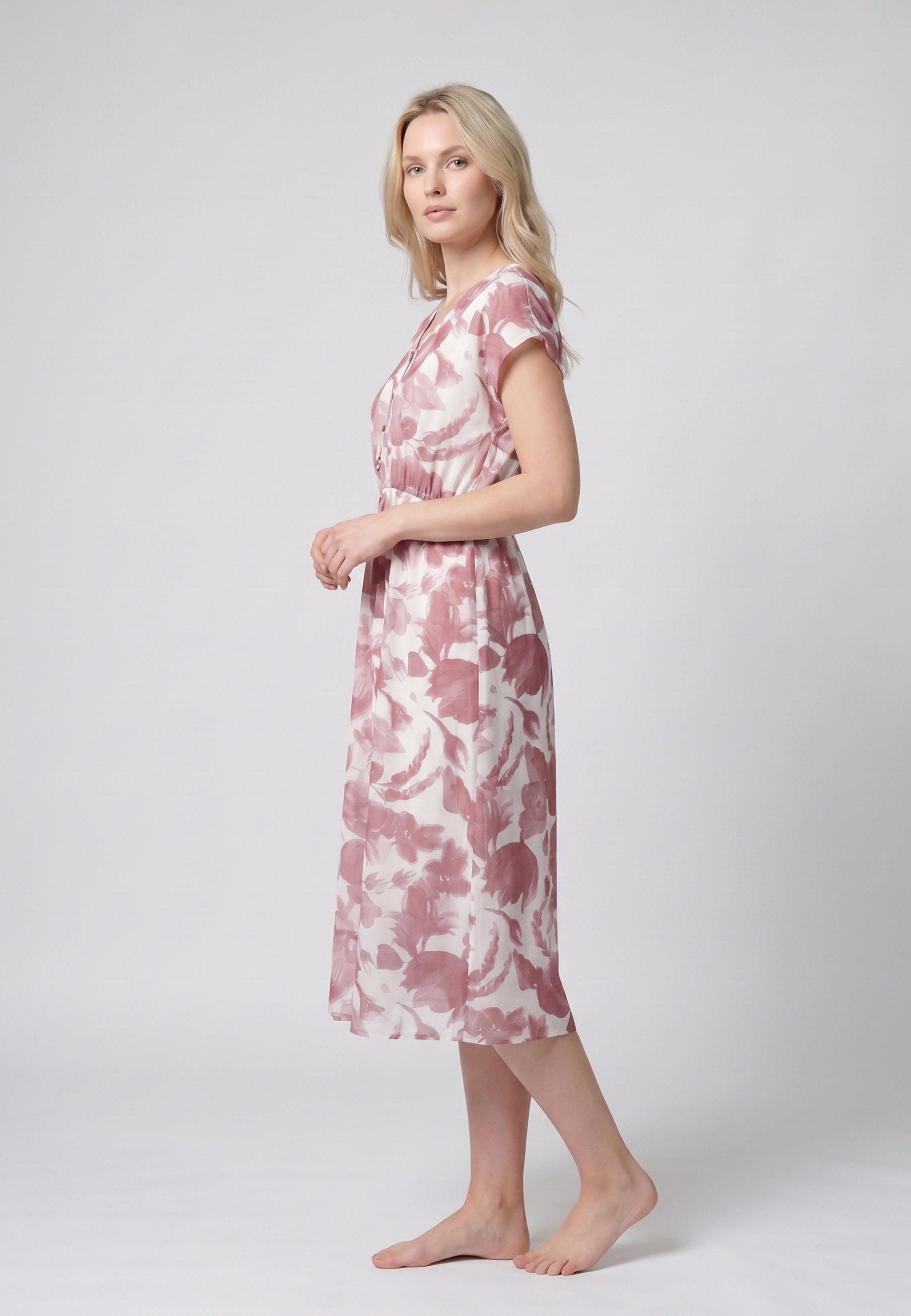 Femme portant une robe de nuit midi col V boutonnée imprimé fleuri aquarelle bordeaux et rose à taille élastique Rosabella Cozy Comforts