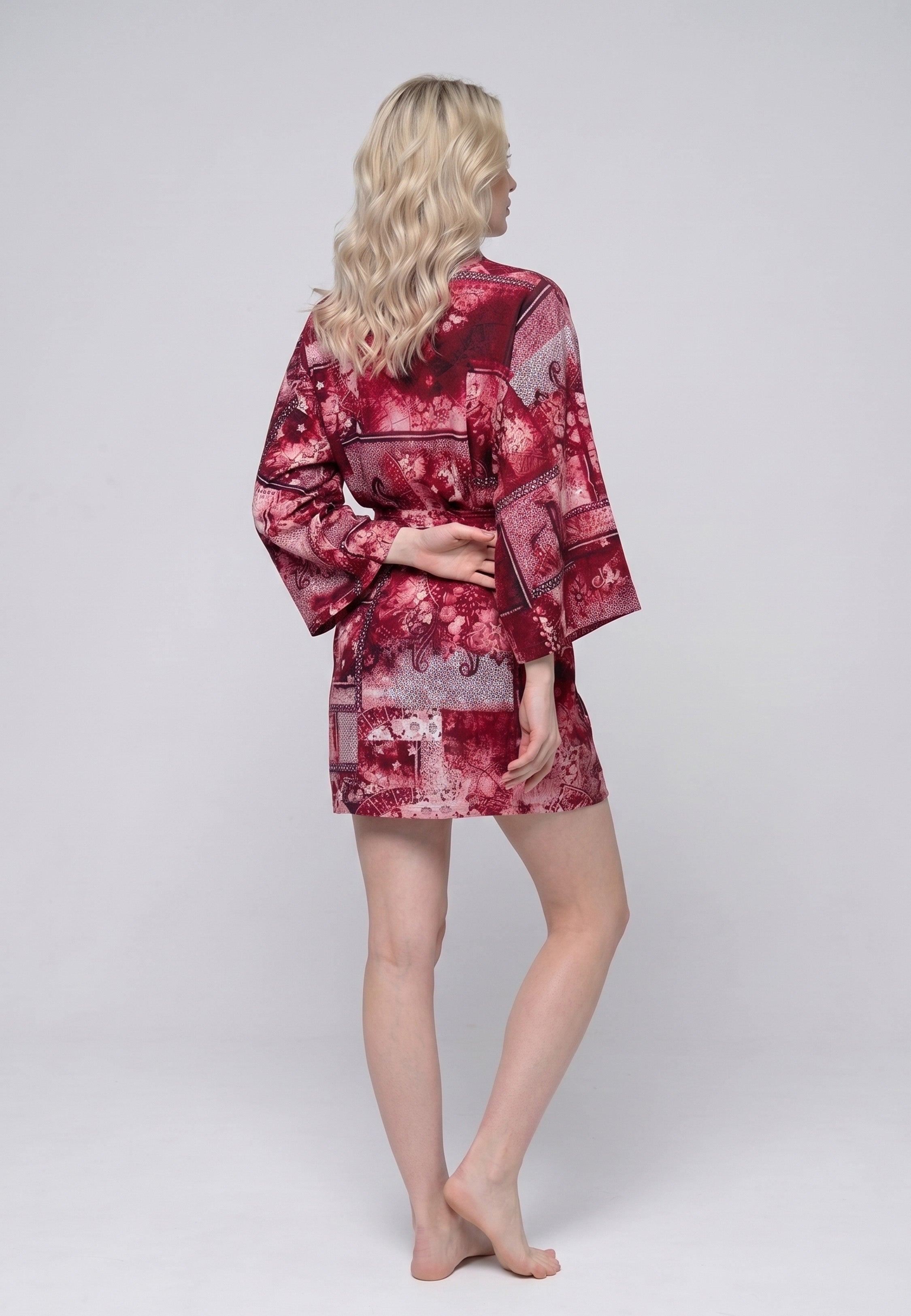Kimono court col V croisé ceinturé imprimé patchwork baroque rouge bordeaux et rose avec manches larges évasées