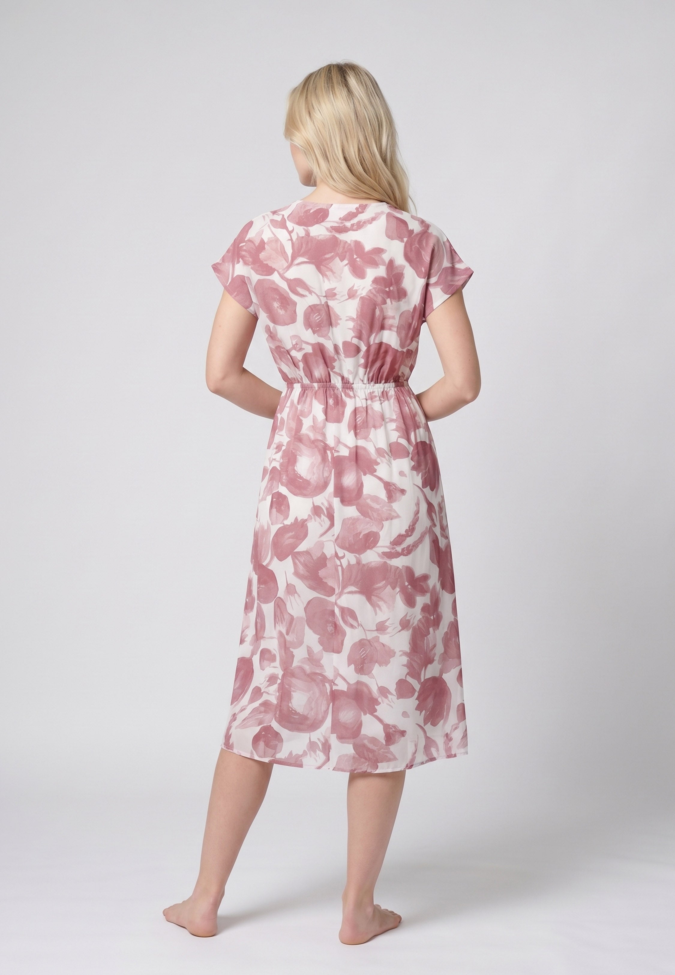 Femme portant une robe de nuit midi col V boutonnée imprimé fleuri aquarelle bordeaux et rose à taille élastique Rosabella Cozy Comforts