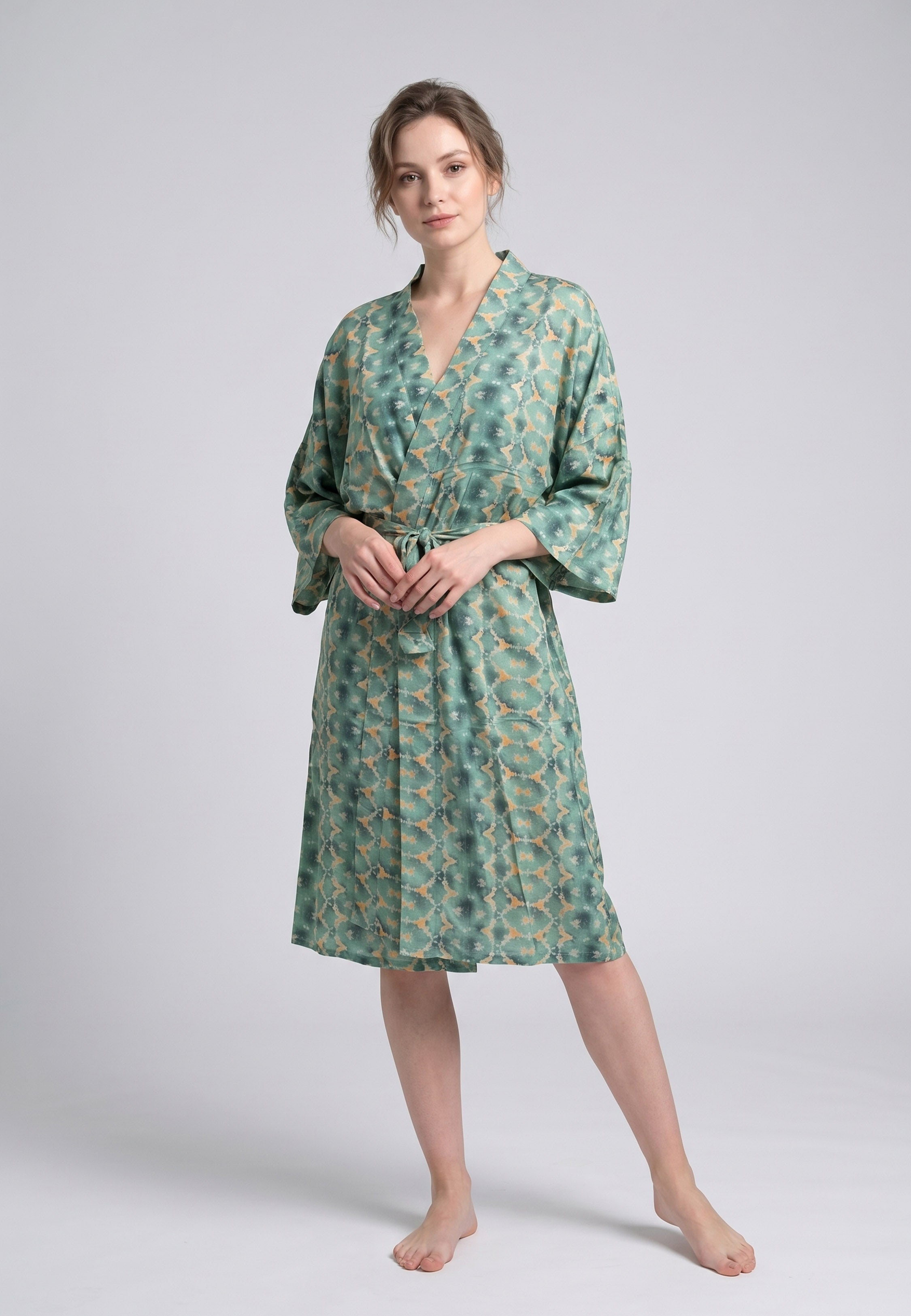Femme portant un kimono midi croisé manches 3/4 imprimé fleuri aquarelle vert et blanc avec ceinture Rosabella Cozy Comforts