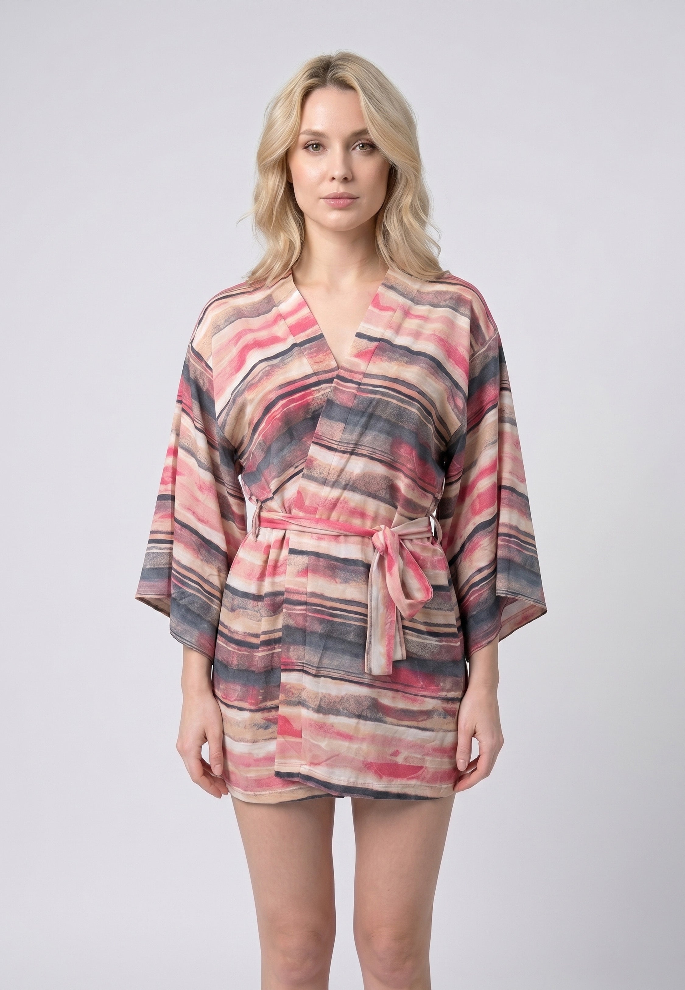 Kimono court col V croisé ceinturé rayures aquarelle rose beige et gris anthracite avec manches larges évasées