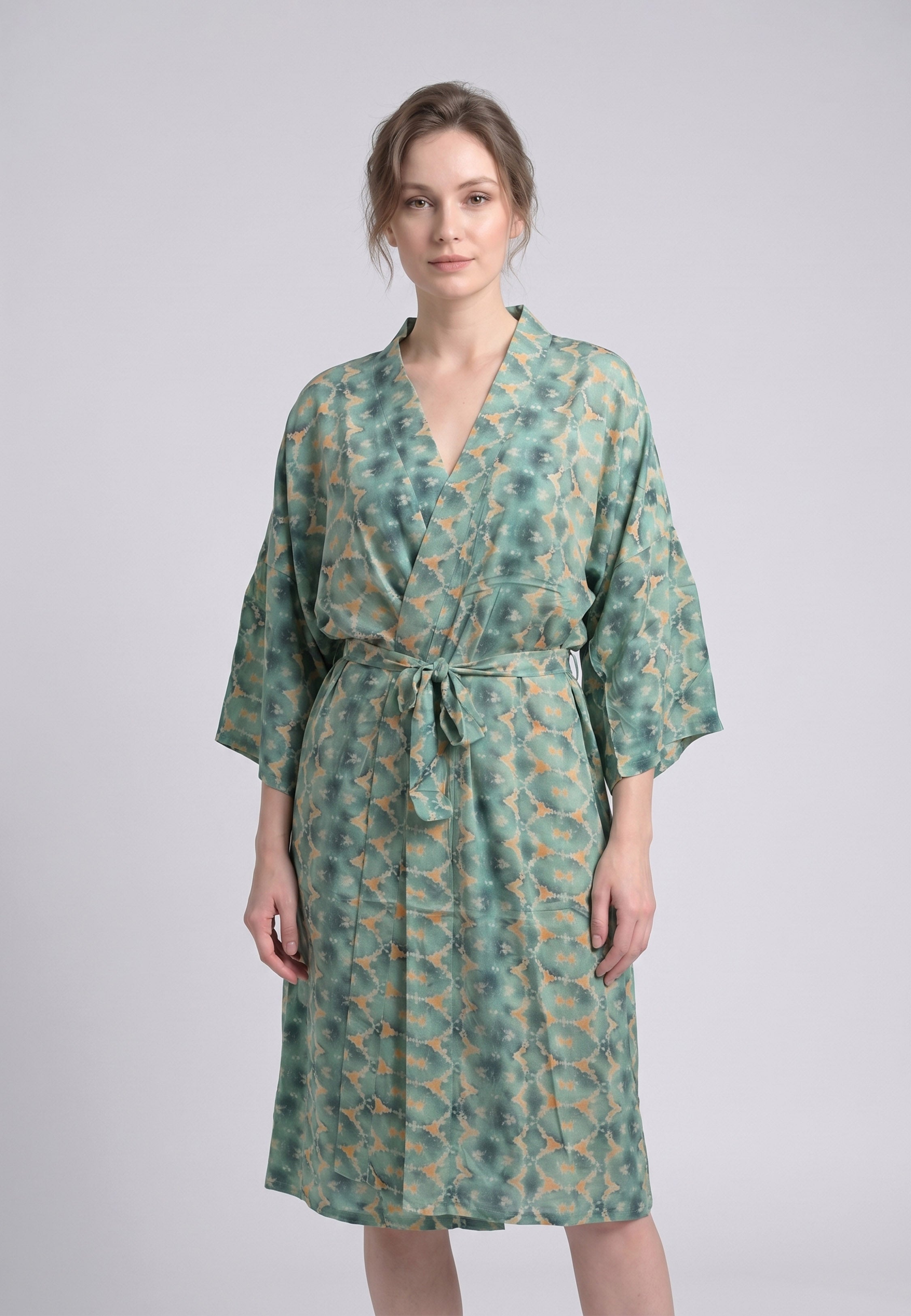 Femme portant un kimono midi croisé manches 3/4 imprimé fleuri aquarelle vert et blanc avec ceinture Rosabella Cozy Comforts