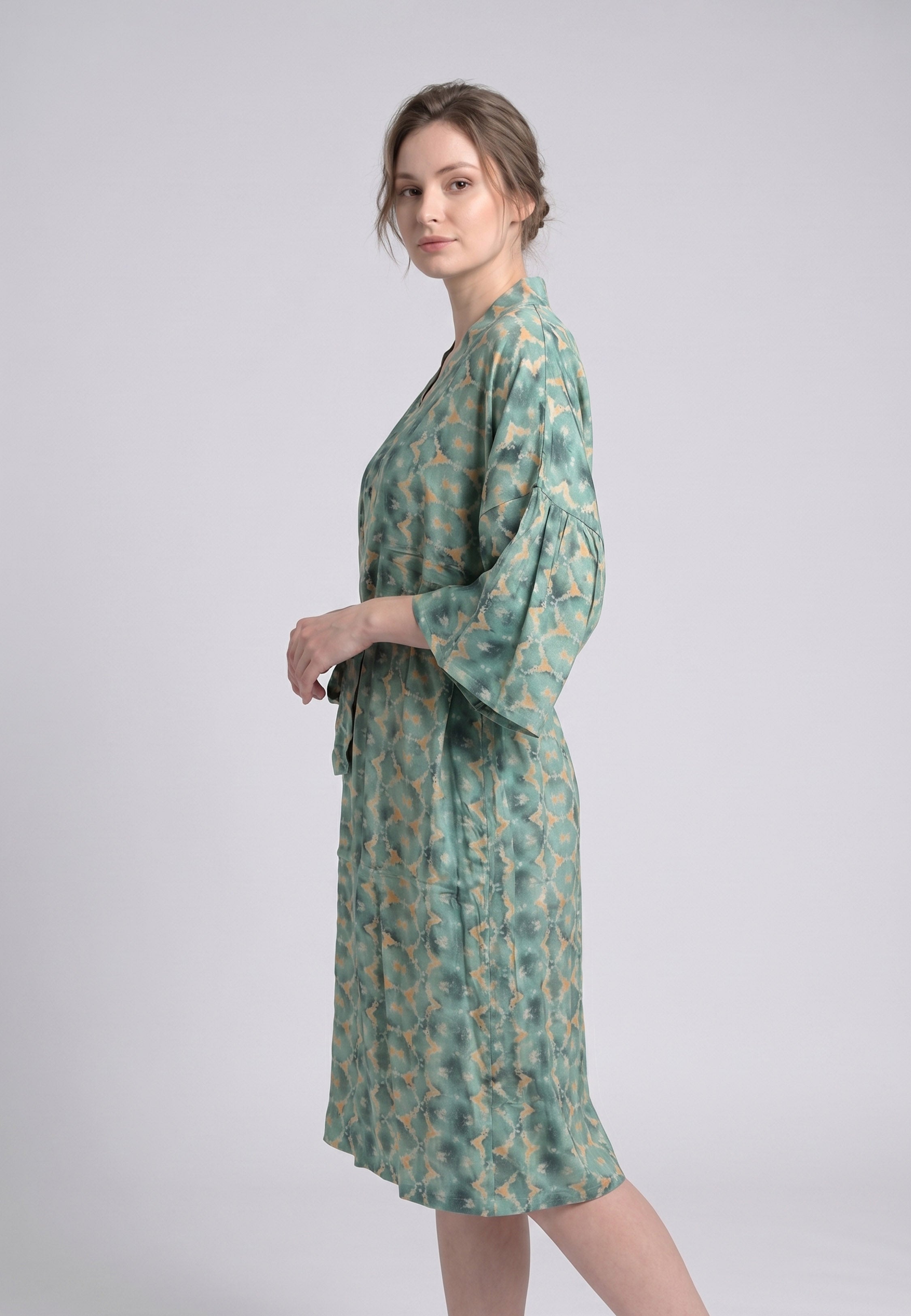 Femme portant un kimono midi croisé manches 3/4 imprimé fleuri aquarelle vert et blanc avec ceinture Rosabella Cozy Comforts