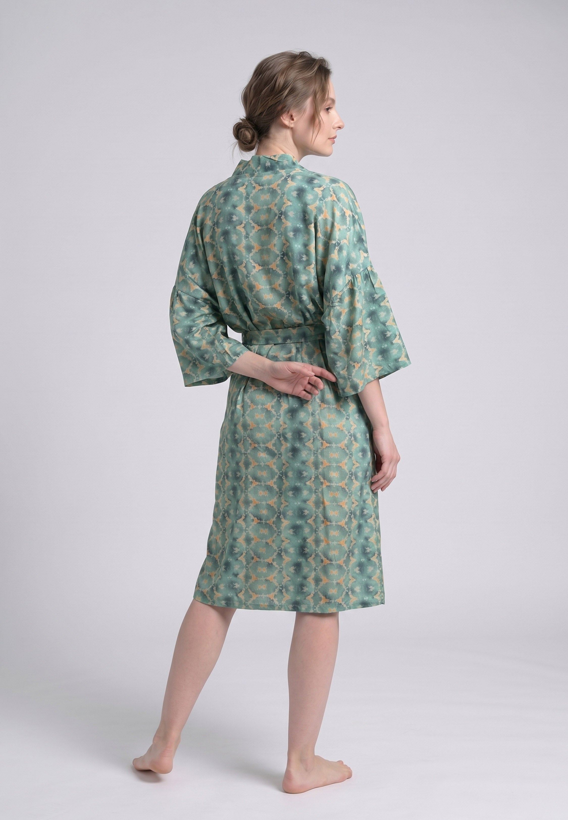 Femme portant un kimono midi croisé manches 3/4 imprimé fleuri aquarelle vert et blanc avec ceinture Rosabella Cozy Comforts