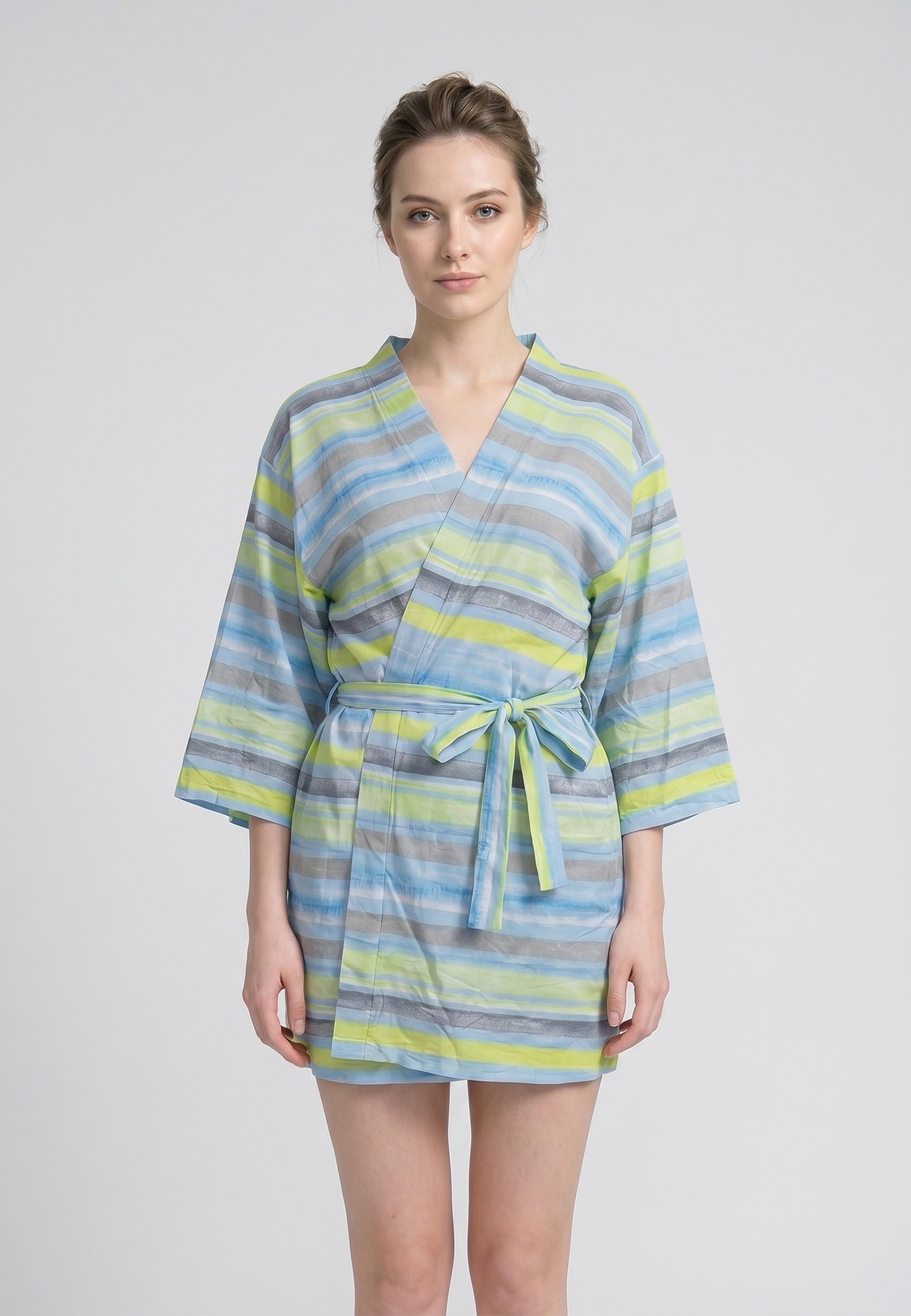 Kimono court col V croisé ceinturé rayures aquarelle bleu ciel jaune citron et gris avec manches larges évasées