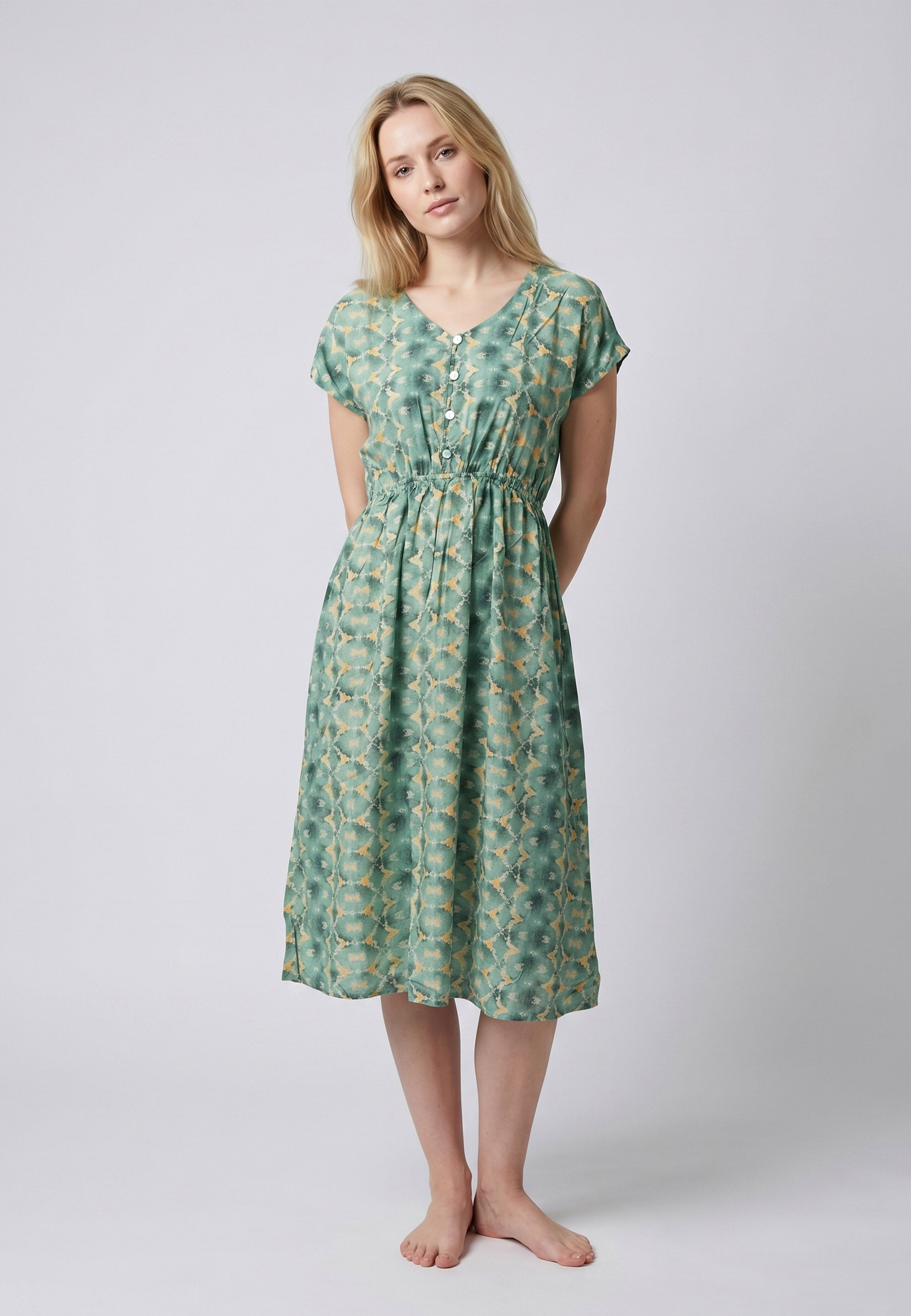 Femme portant une robe de nuit midi col V boutonnée imprimé fleuri aquarelle vert et blanc à taille élastique Rosabella Cozy Comforts