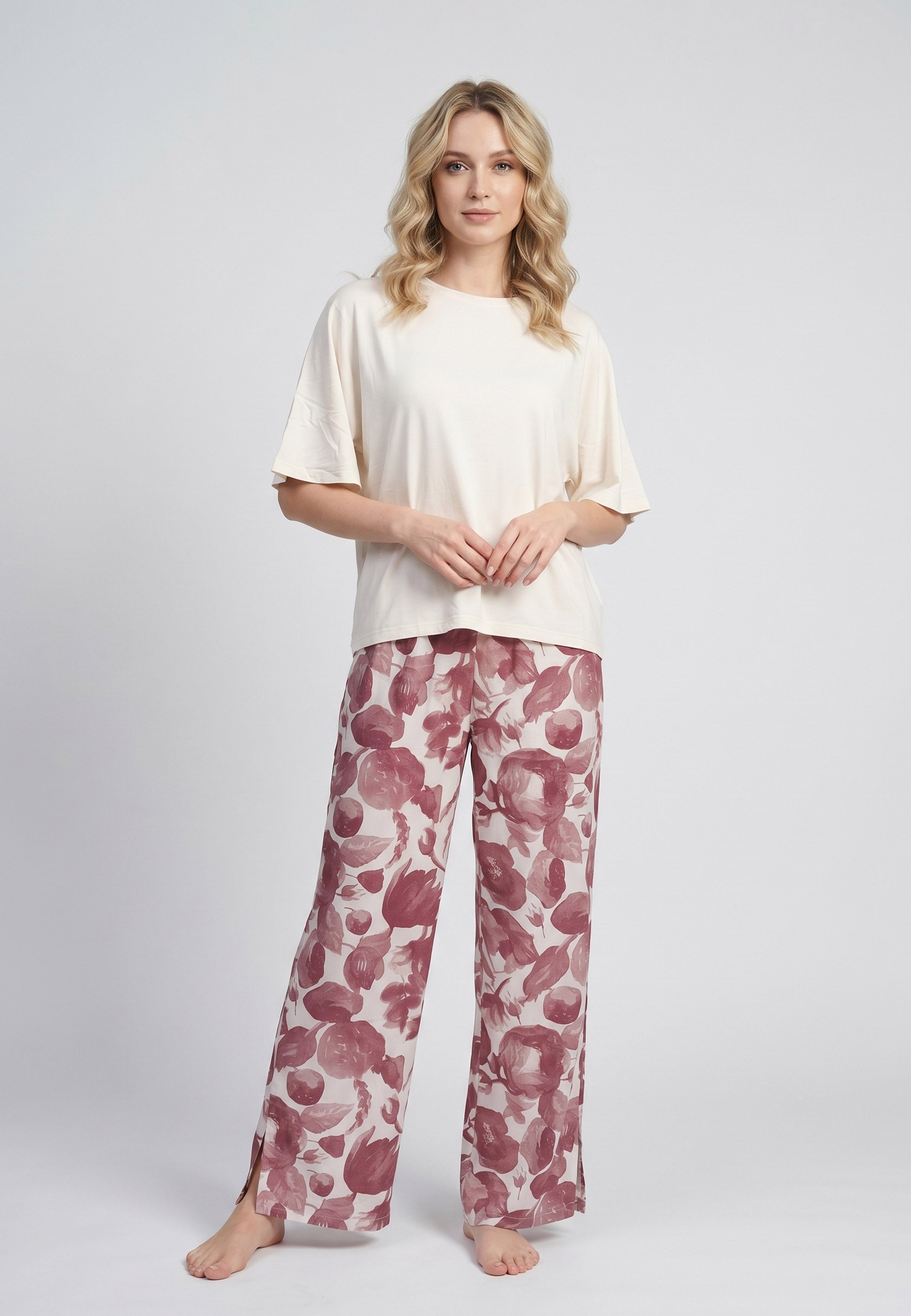 Femme portant un pyjama deux pièces t-shirt oversize uni bordeaux et pantalon large imprimé fleuri bordeaux et blanc Rosabella Cozy Comforts
