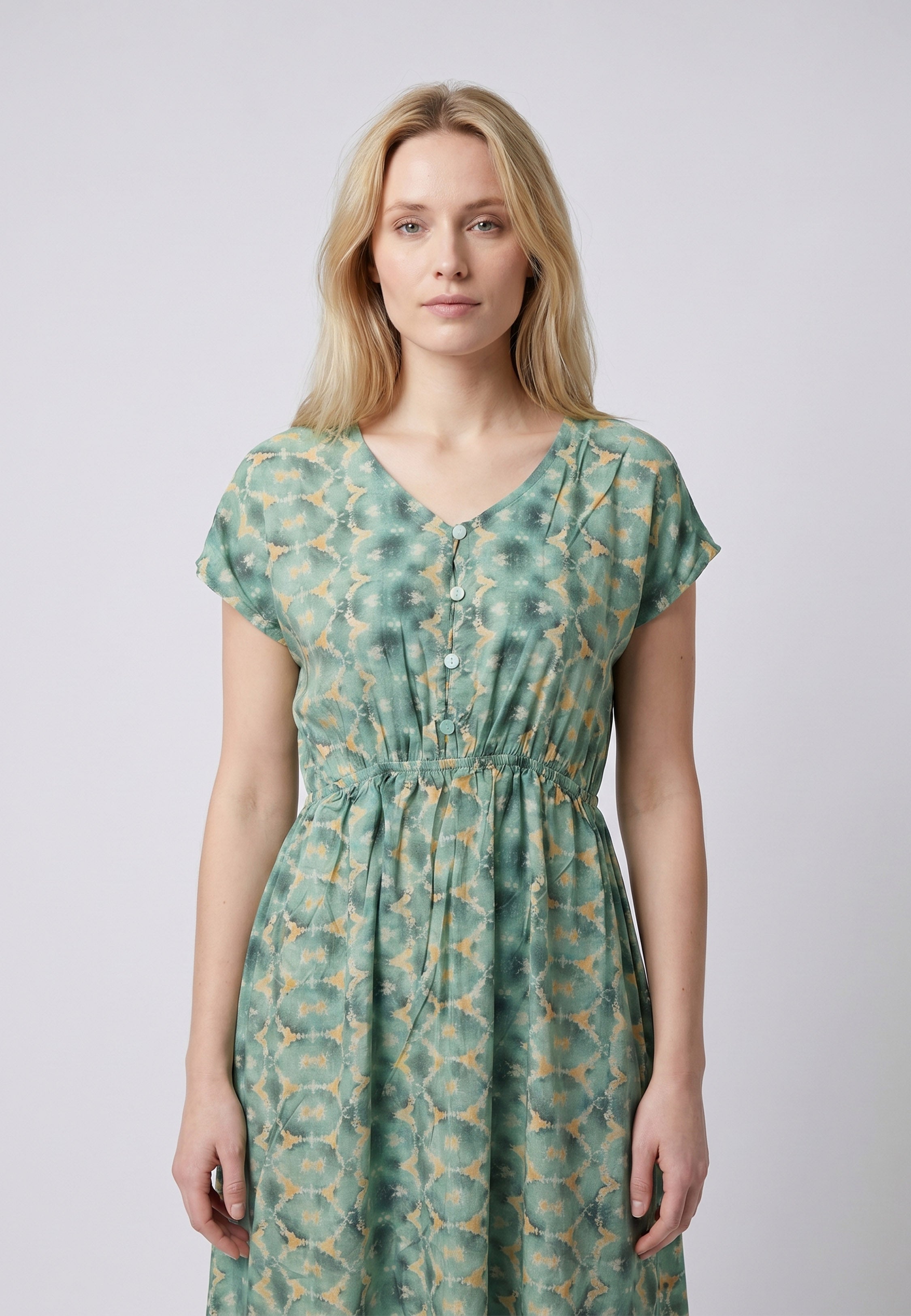 Femme portant une robe de nuit midi col V boutonnée imprimé fleuri aquarelle vert et blanc à taille élastique Rosabella Cozy Comforts
