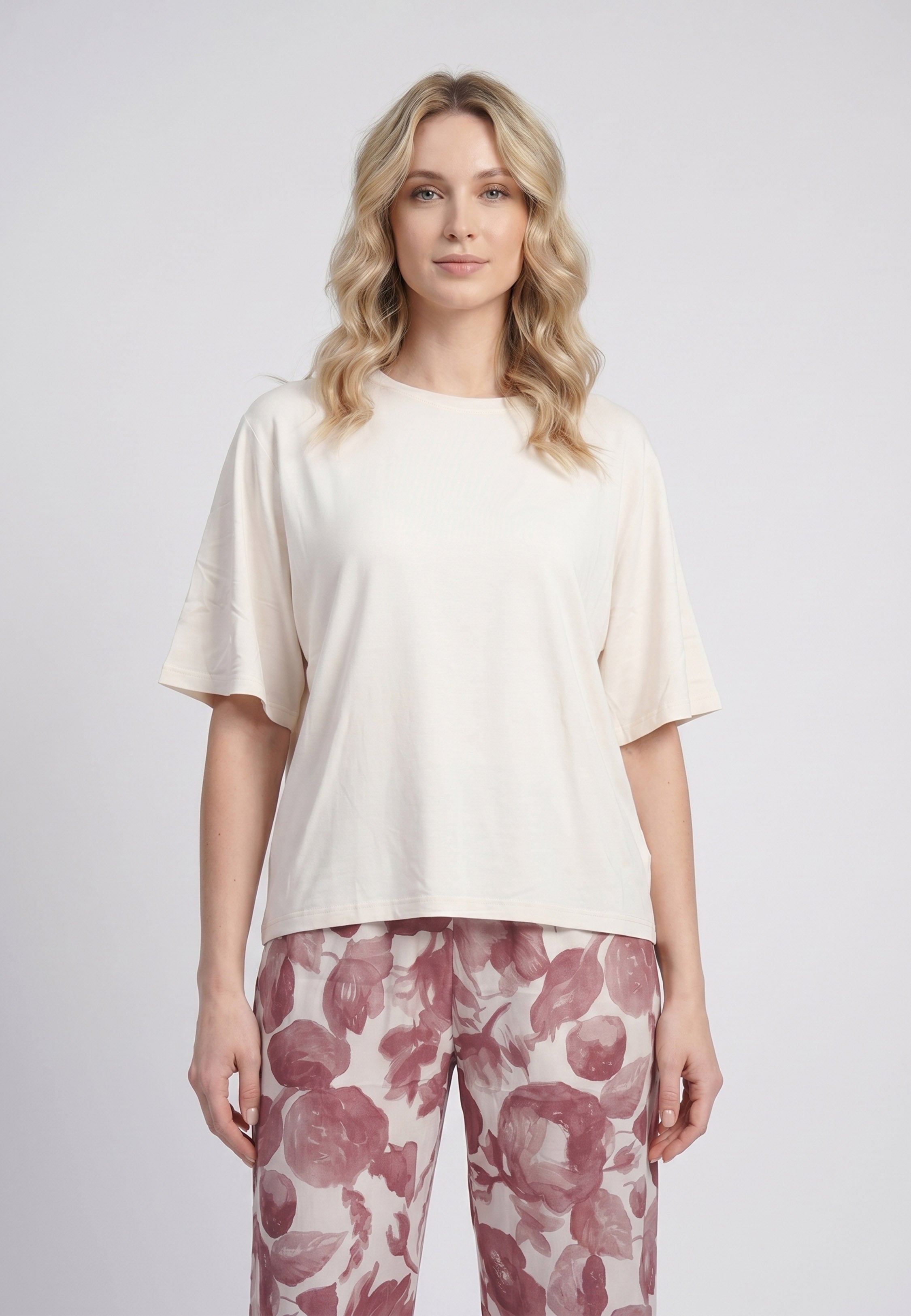 Femme portant un pyjama deux pièces t-shirt oversize uni bordeaux et pantalon large imprimé fleuri bordeaux et blanc Rosabella Cozy Comforts