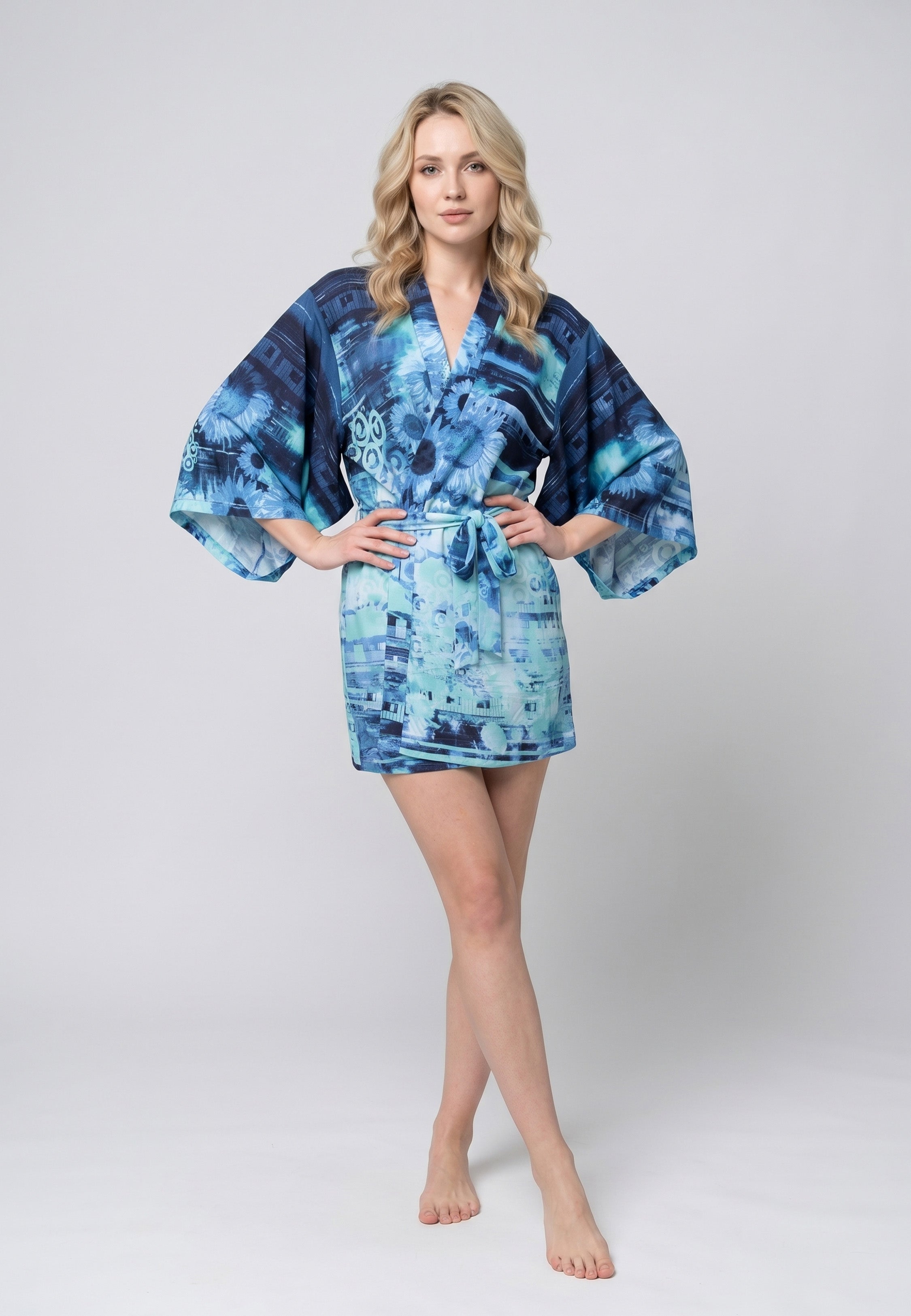 Kimono court col V croisé ceinturé imprimé batik digital bleu marine et turquoise avec manches larges évasées