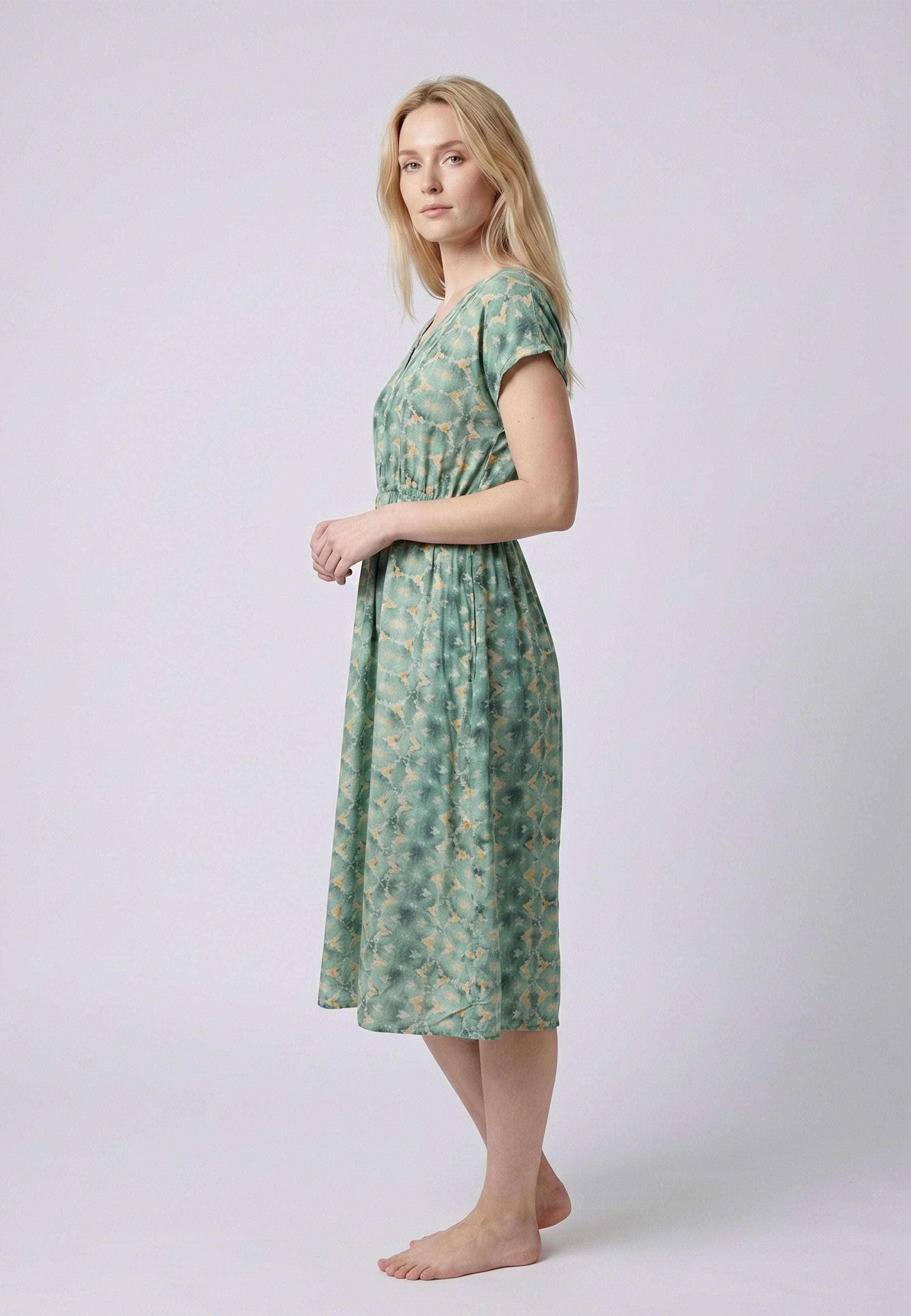 Femme portant une robe de nuit midi col V boutonnée imprimé fleuri aquarelle vert et blanc à taille élastique Rosabella Cozy Comforts