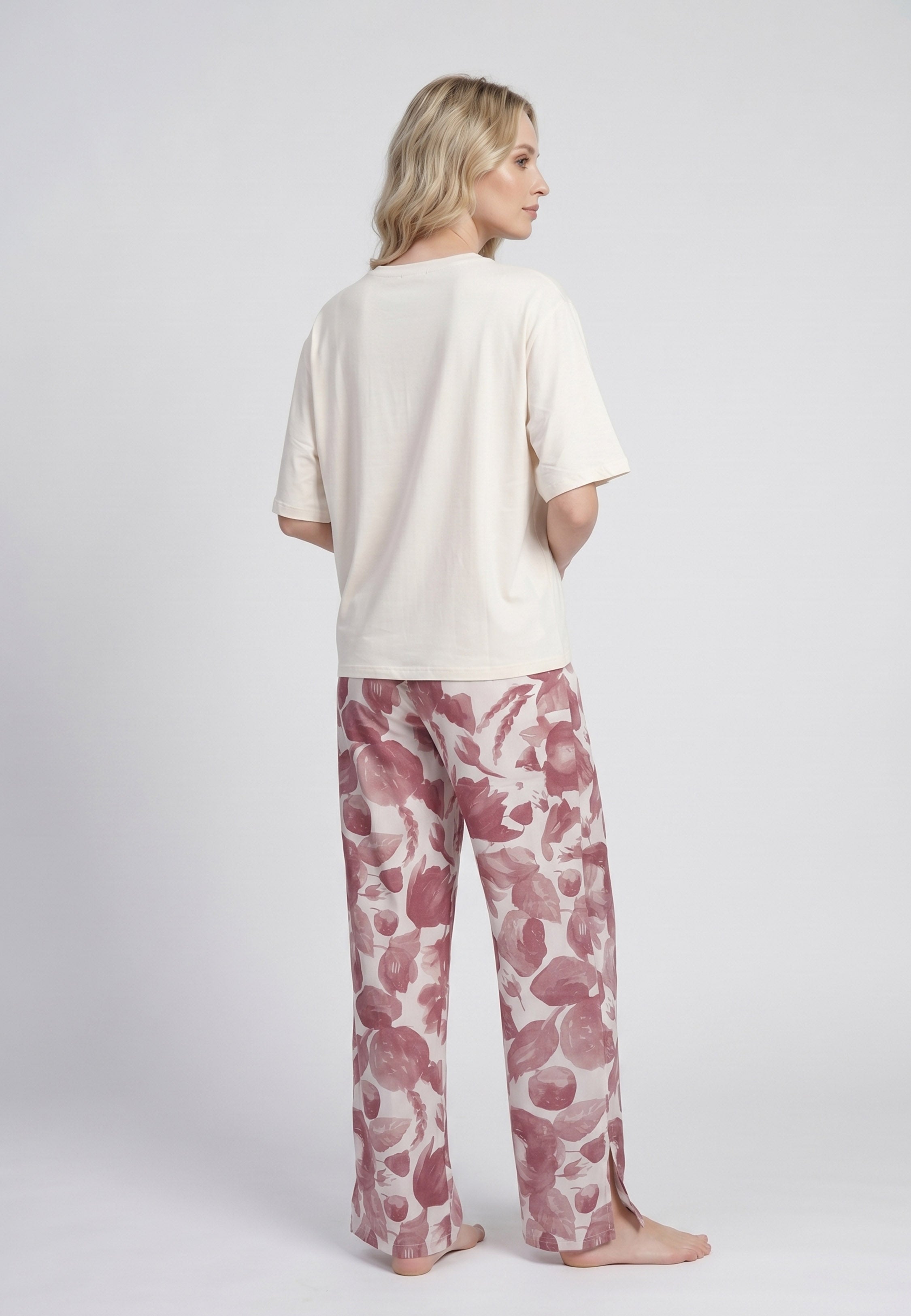 Femme portant un pyjama deux pièces t-shirt oversize uni bordeaux et pantalon large imprimé fleuri bordeaux et blanc Rosabella Cozy Comforts