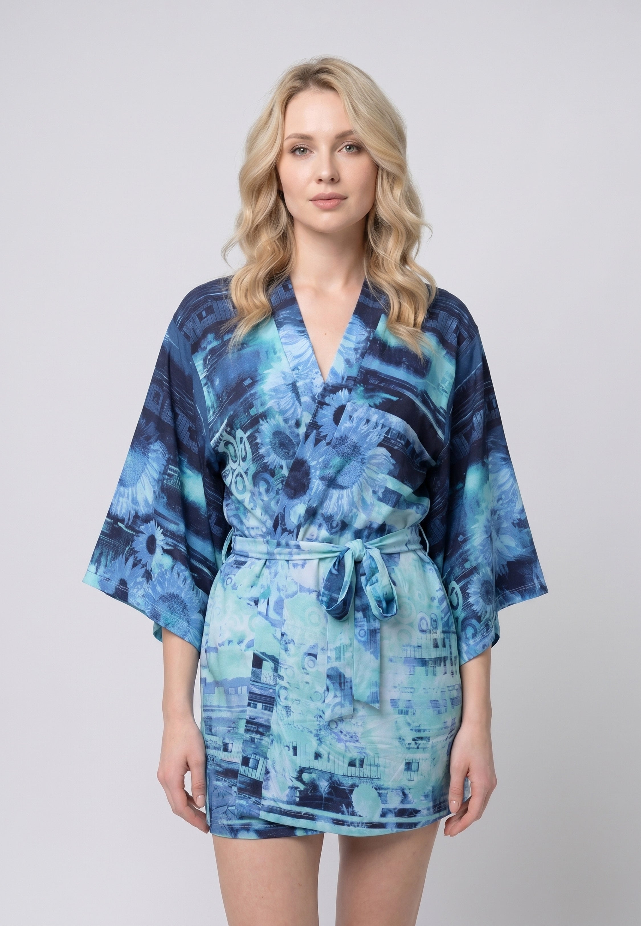 Kimono court col V croisé ceinturé imprimé batik digital bleu marine et turquoise avec manches larges évasées