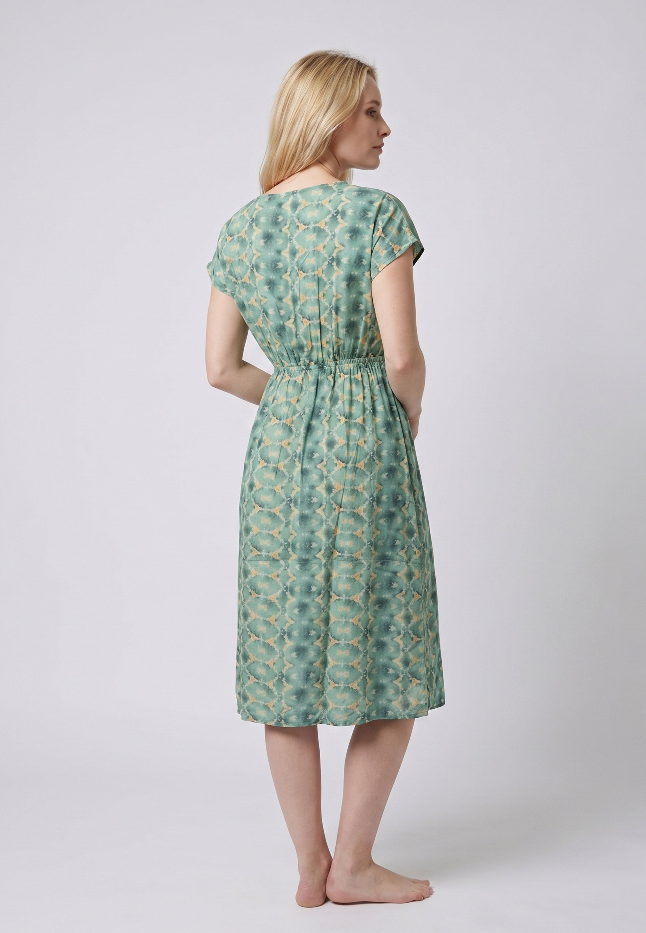 Femme portant une robe de nuit midi col V boutonnée imprimé fleuri aquarelle vert et blanc à taille élastique Rosabella Cozy Comforts
