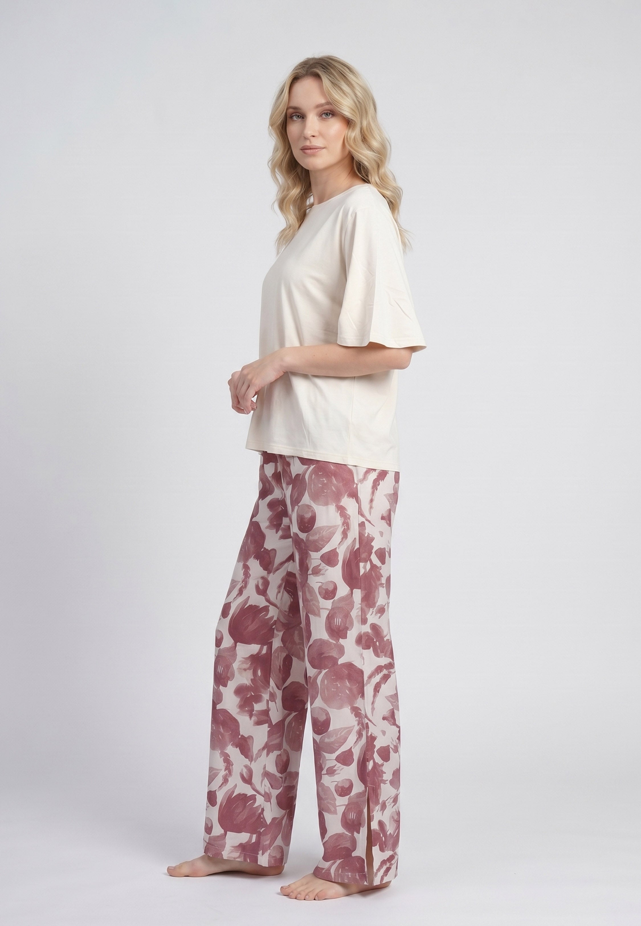 Femme portant un pyjama deux pièces t-shirt oversize uni bordeaux et pantalon large imprimé fleuri bordeaux et blanc Rosabella Cozy Comforts