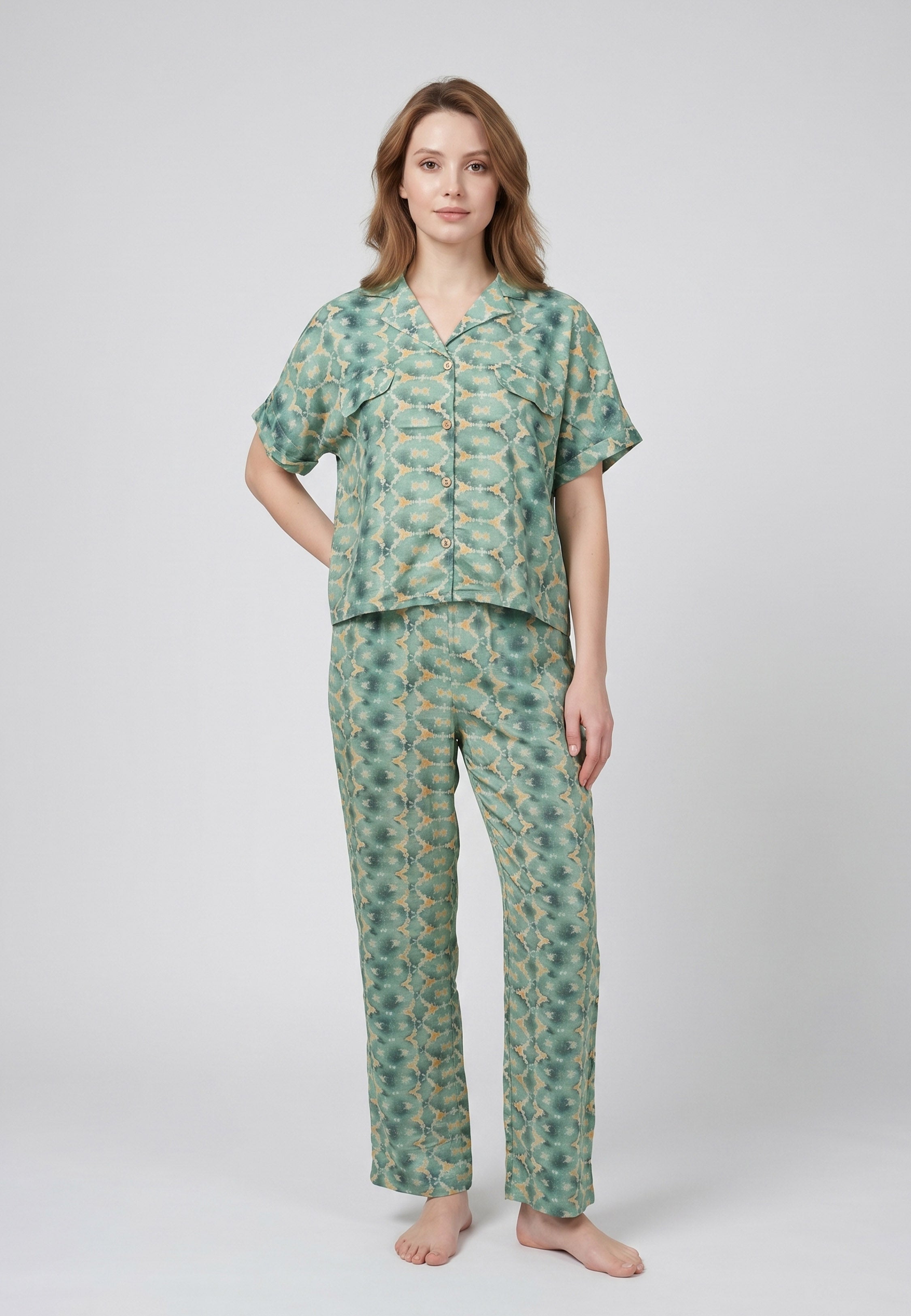 Femme portant un pyjama deux pièces chemise boutonnée col revers imprimé fleuri aquarelle vert et pantalon long assorti Rosabella Cozy Comforts