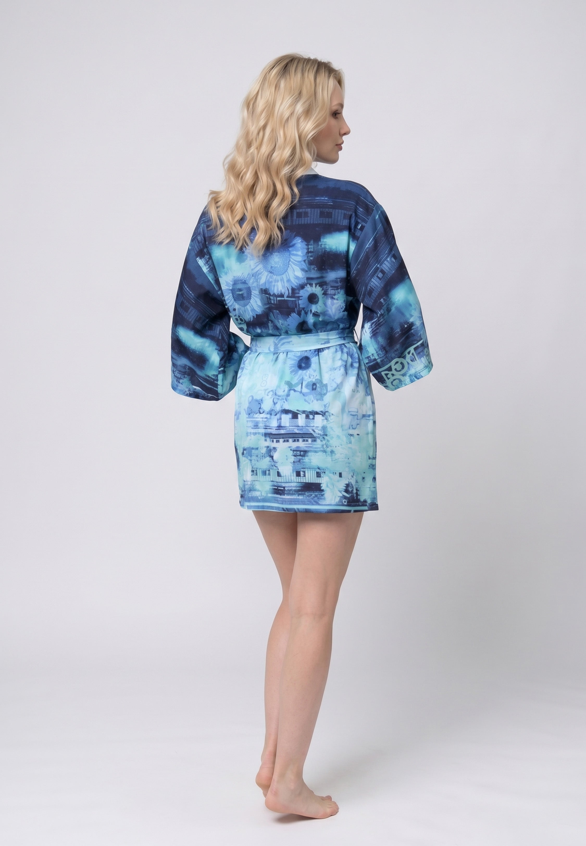 Kimono court col V croisé ceinturé imprimé batik digital bleu marine et turquoise avec manches larges évasées