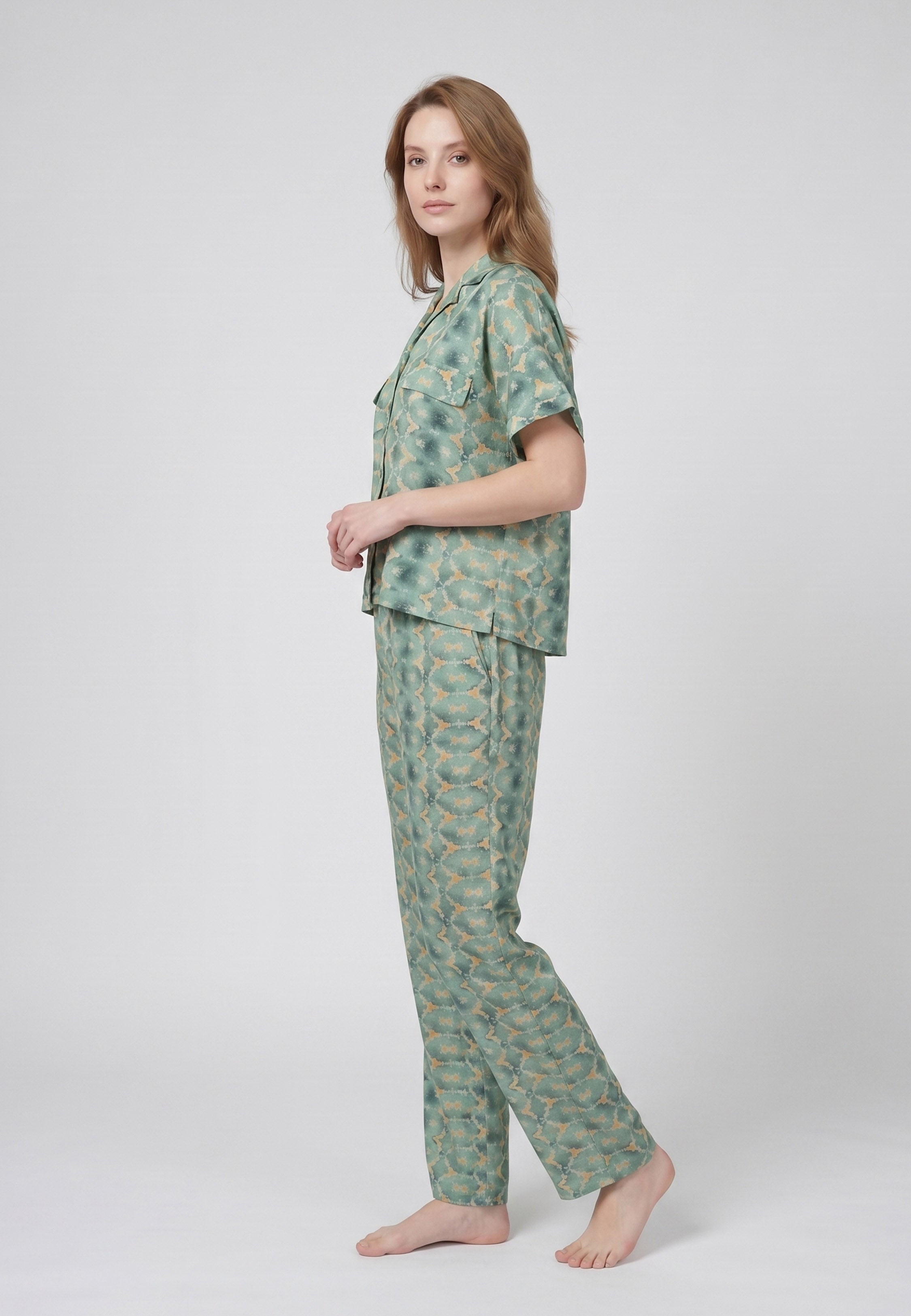 Femme portant un pyjama deux pièces chemise boutonnée col revers imprimé fleuri aquarelle vert et pantalon long assorti Rosabella Cozy Comforts