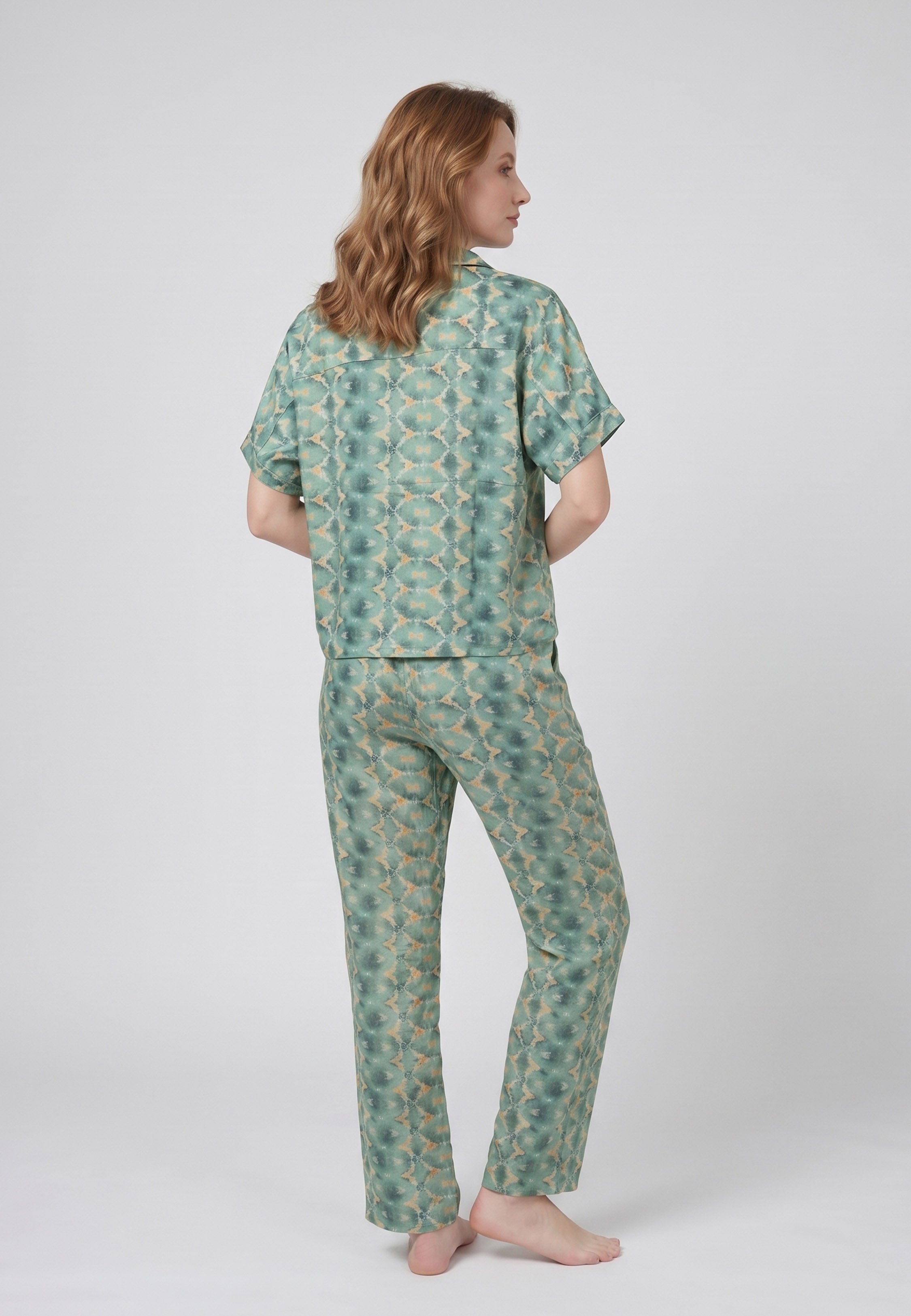 Femme portant un pyjama deux pièces chemise boutonnée col revers imprimé fleuri aquarelle vert et pantalon long assorti Rosabella Cozy Comforts