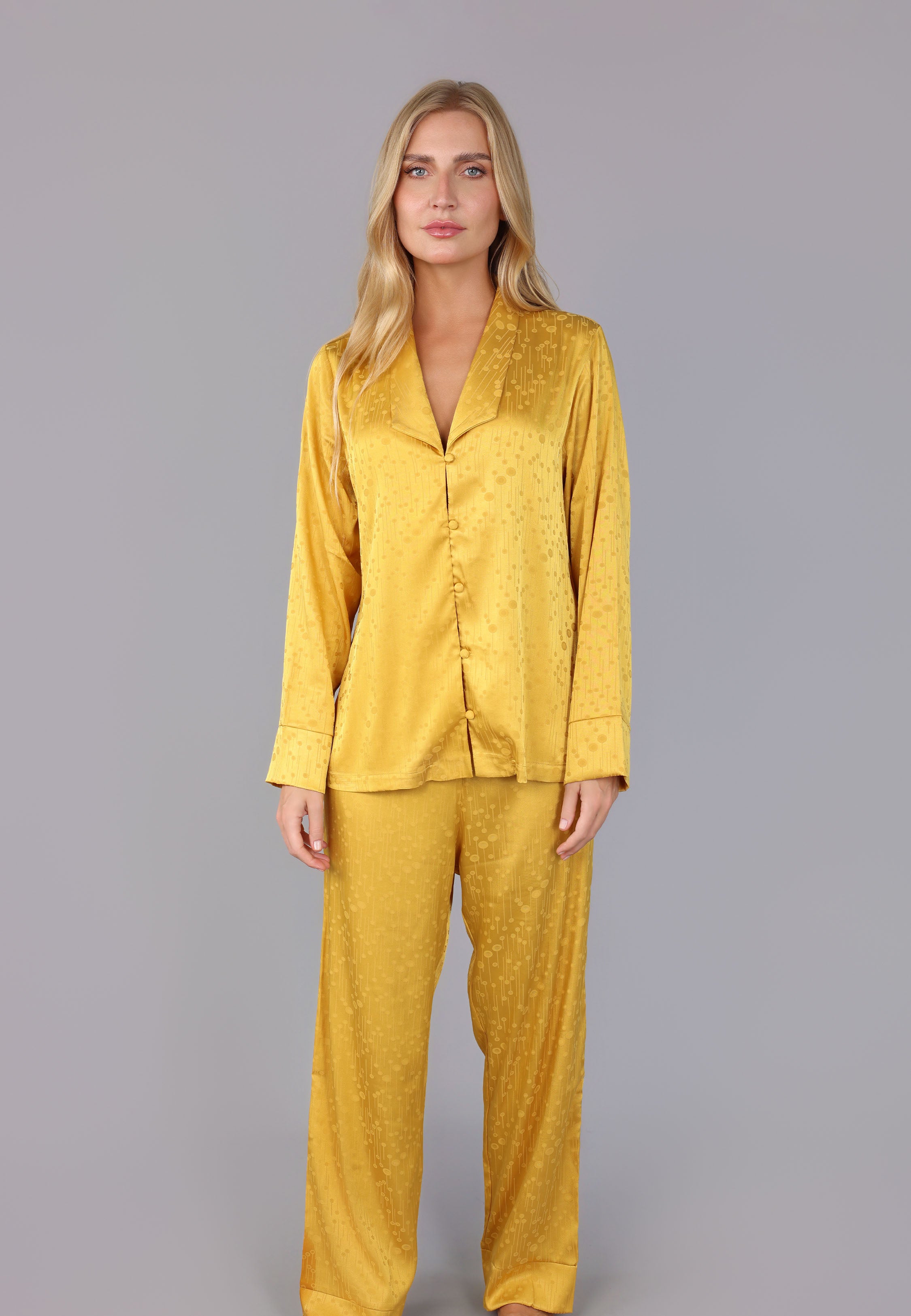 Pyjama femme satin jaune avec chemise manches longues boutonnée et pantalon assorti