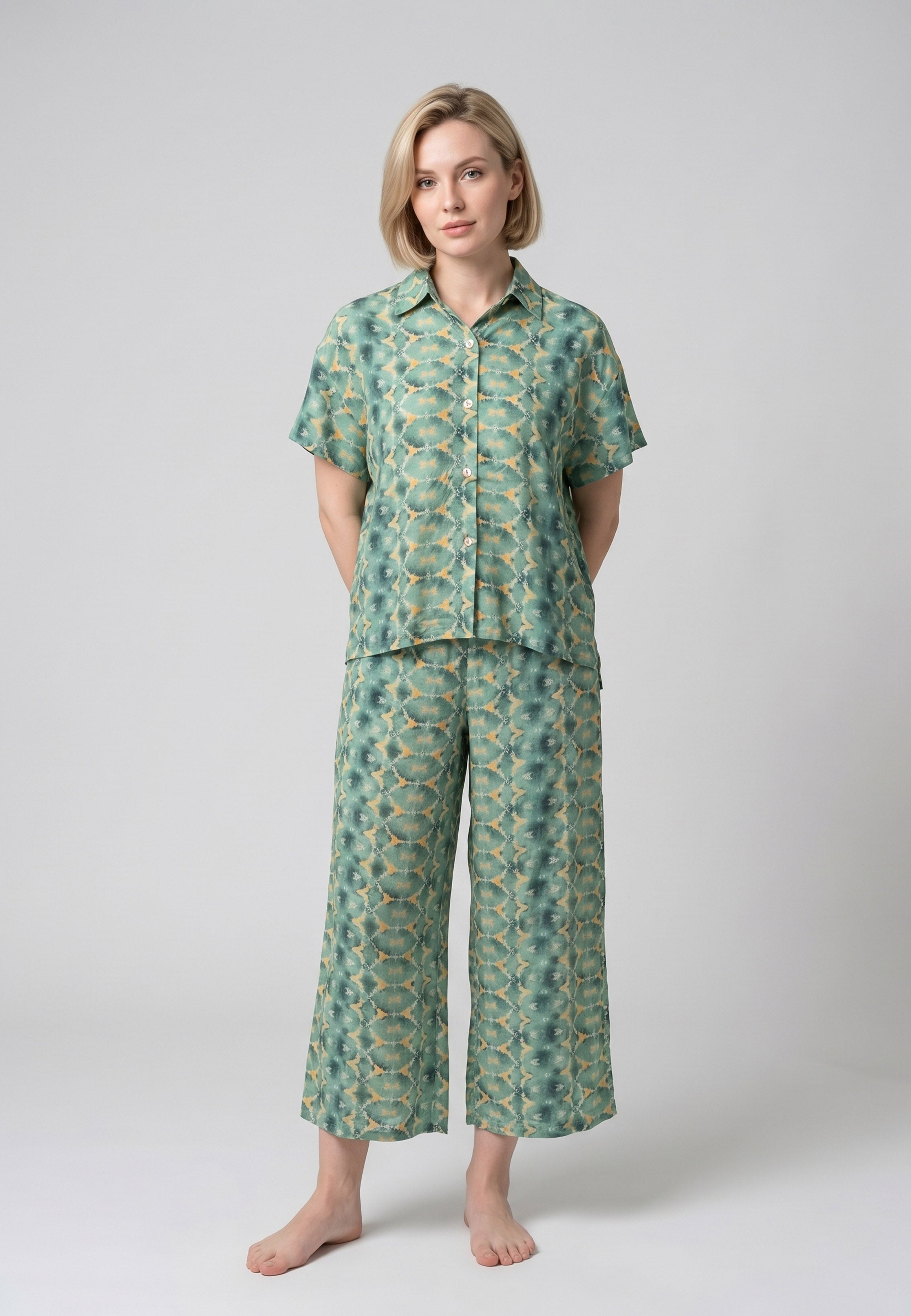 Femme portant un pyjama deux pièces chemise boutonnée col revers imprimé géométrique vert et beige et pantacourt assorti Rosabella Florida