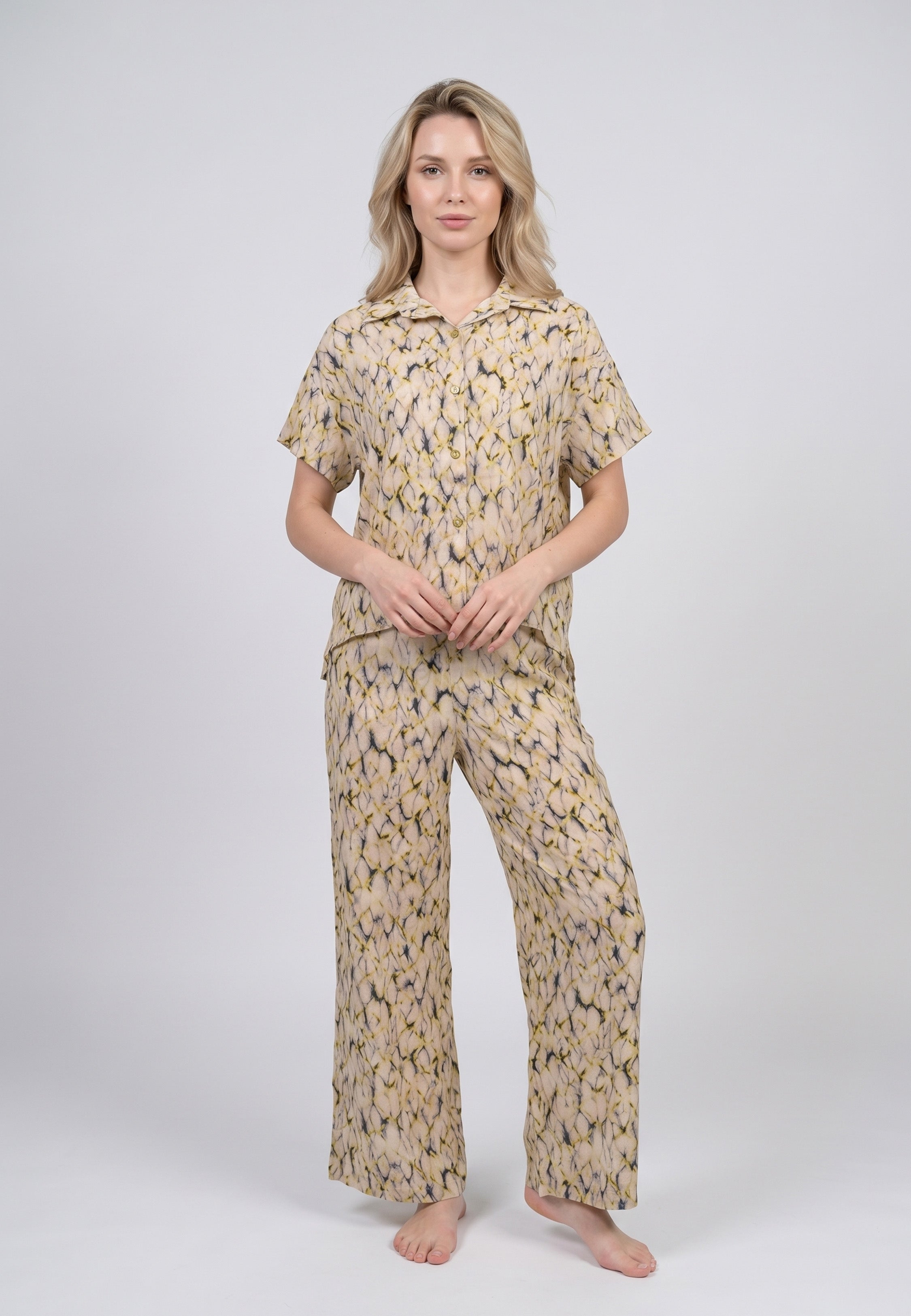 Pyjama chemise col camp boutonnée fond beige champagne imprimé magnolias et fleurs jaunes avec pantalon large assorti