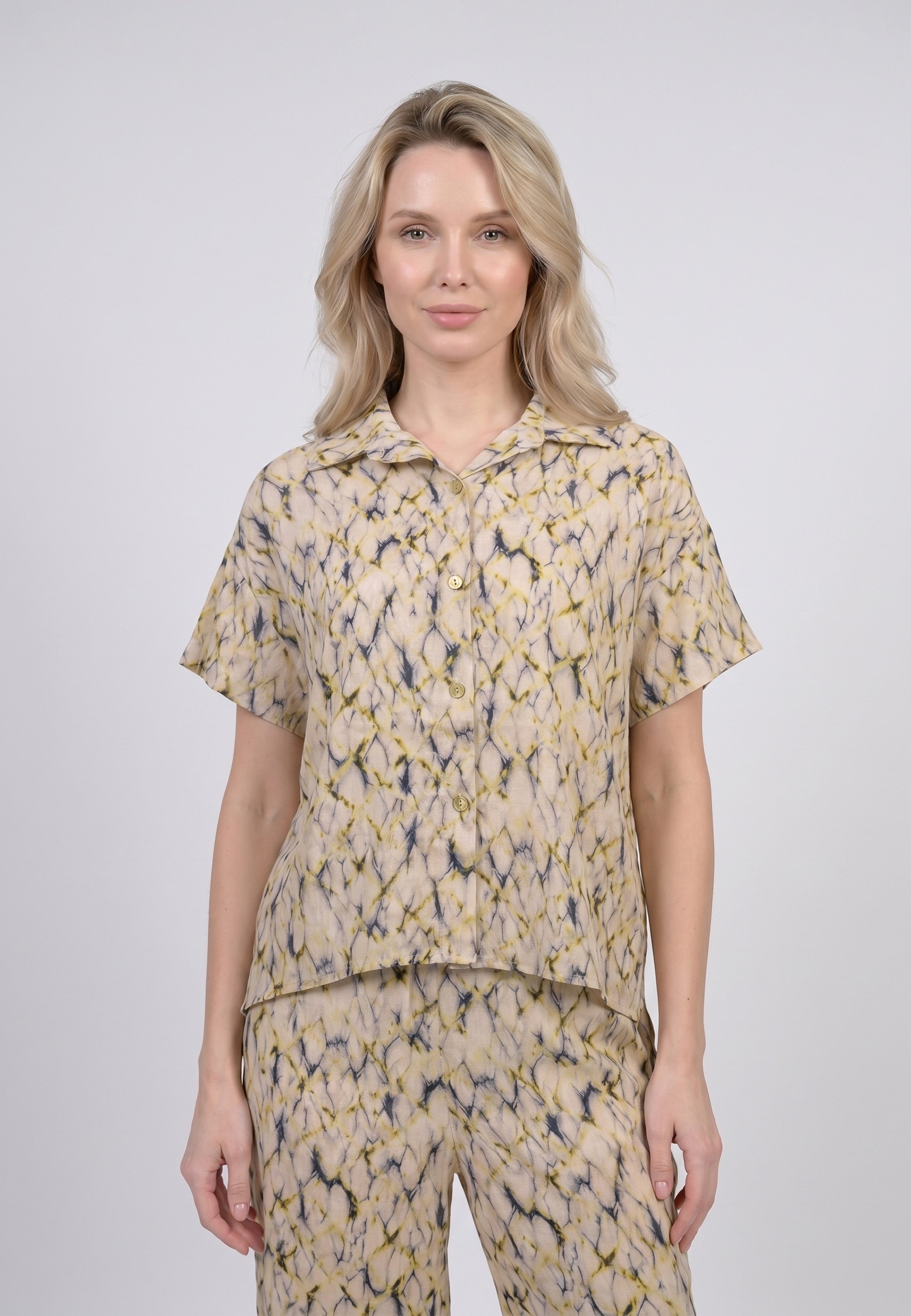 Pyjama chemise col camp boutonnée fond beige champagne imprimé magnolias et fleurs jaunes avec pantalon large assorti